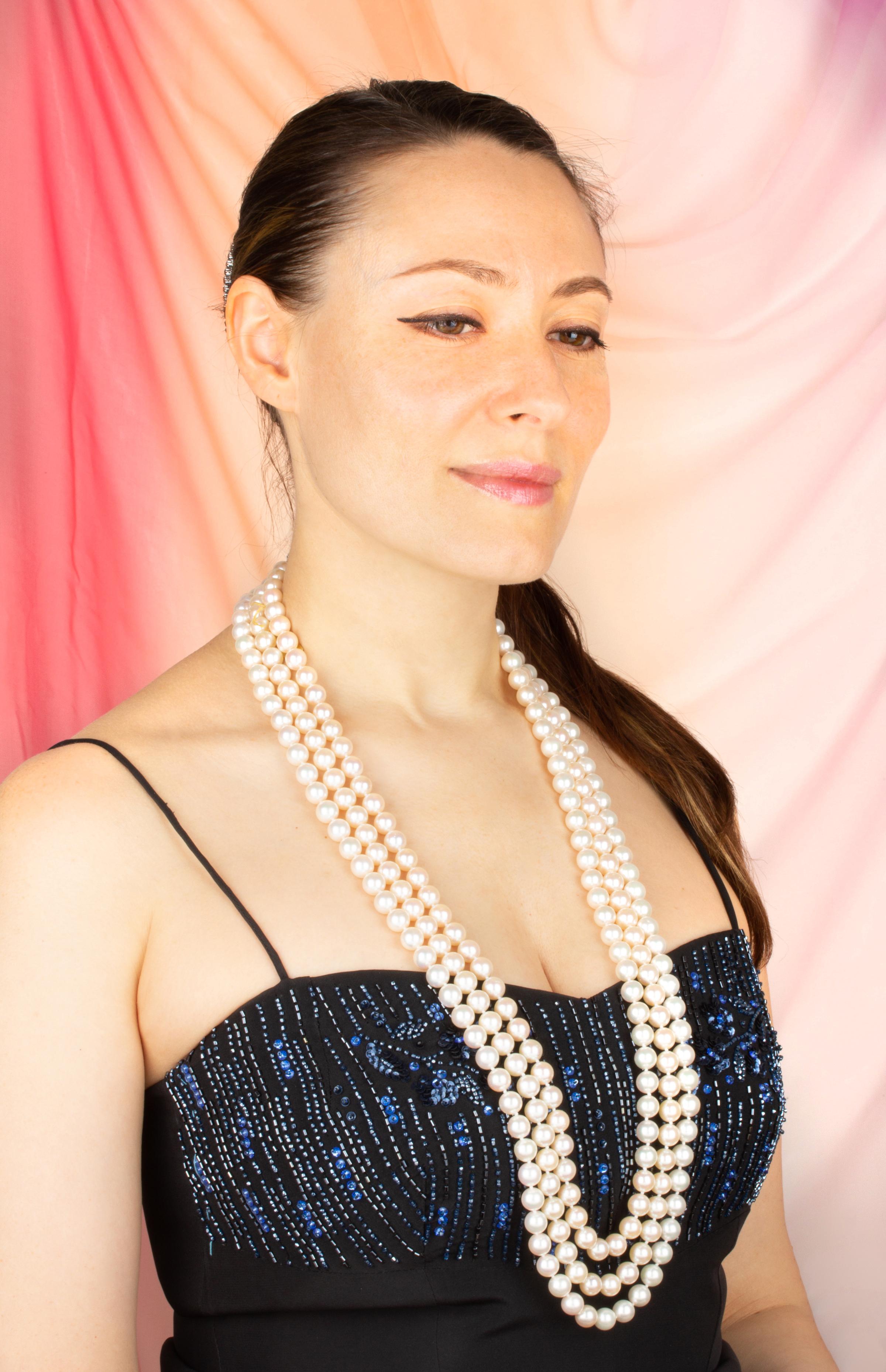 Die dreifache Perlenkette in Opernlänge besteht aus 6 originalen Strängen japanischer Perlen mit wunderschönem Perlmutt, Glanz und Schillern. Die Perlen sind homogen und messen 10/9,5 mm im Durchmesser und wurden aus Akoya-Muscheln gewonnen. Die 3
