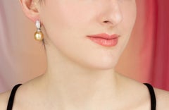 Orecchini pendenti con diamanti e perle dei mari del sud dorate Design/One di Ella Gafter