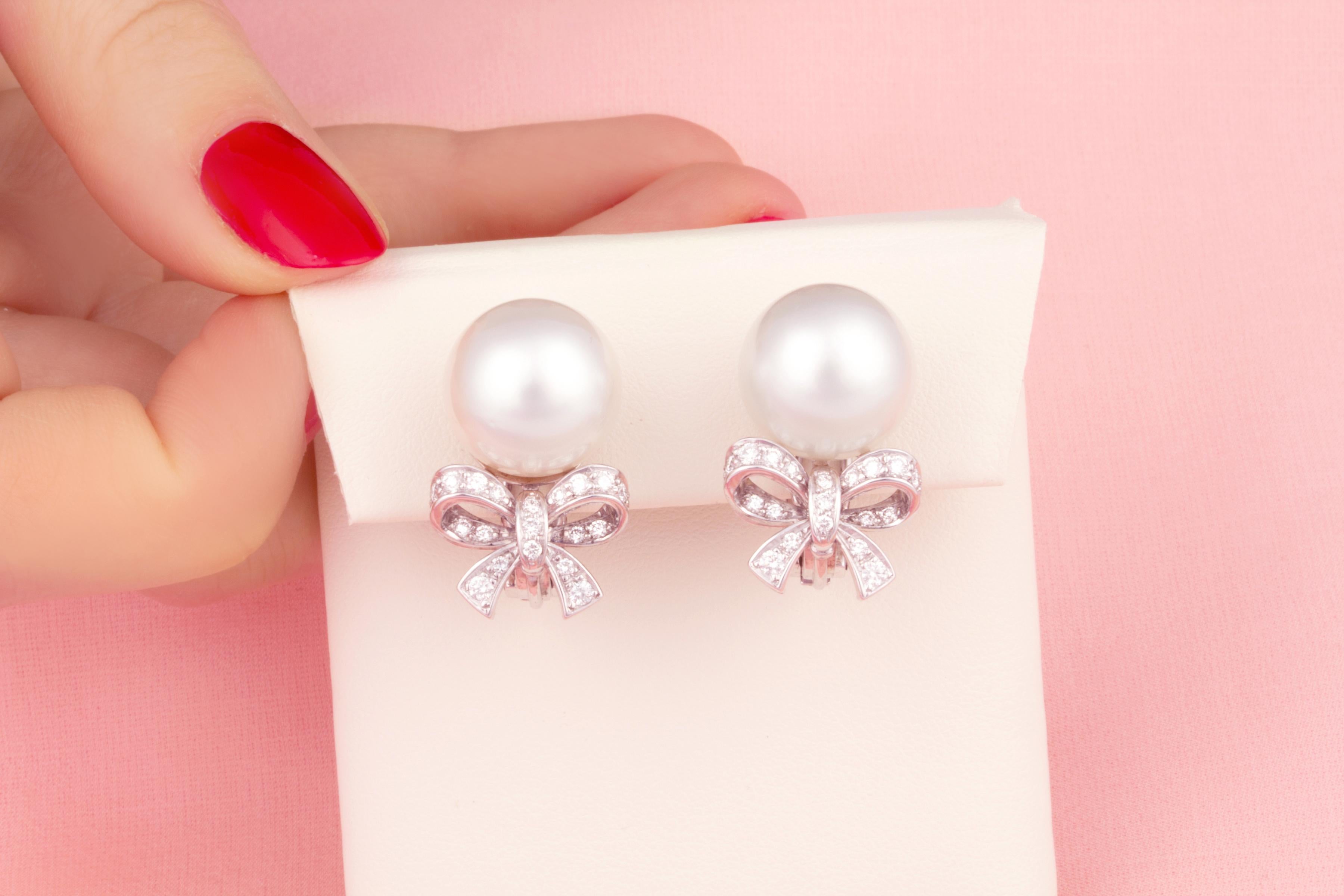 Ella Gafter 14mm Perlen-Diamant-Schleifen-Ohrringe  (Künstler*in) im Angebot