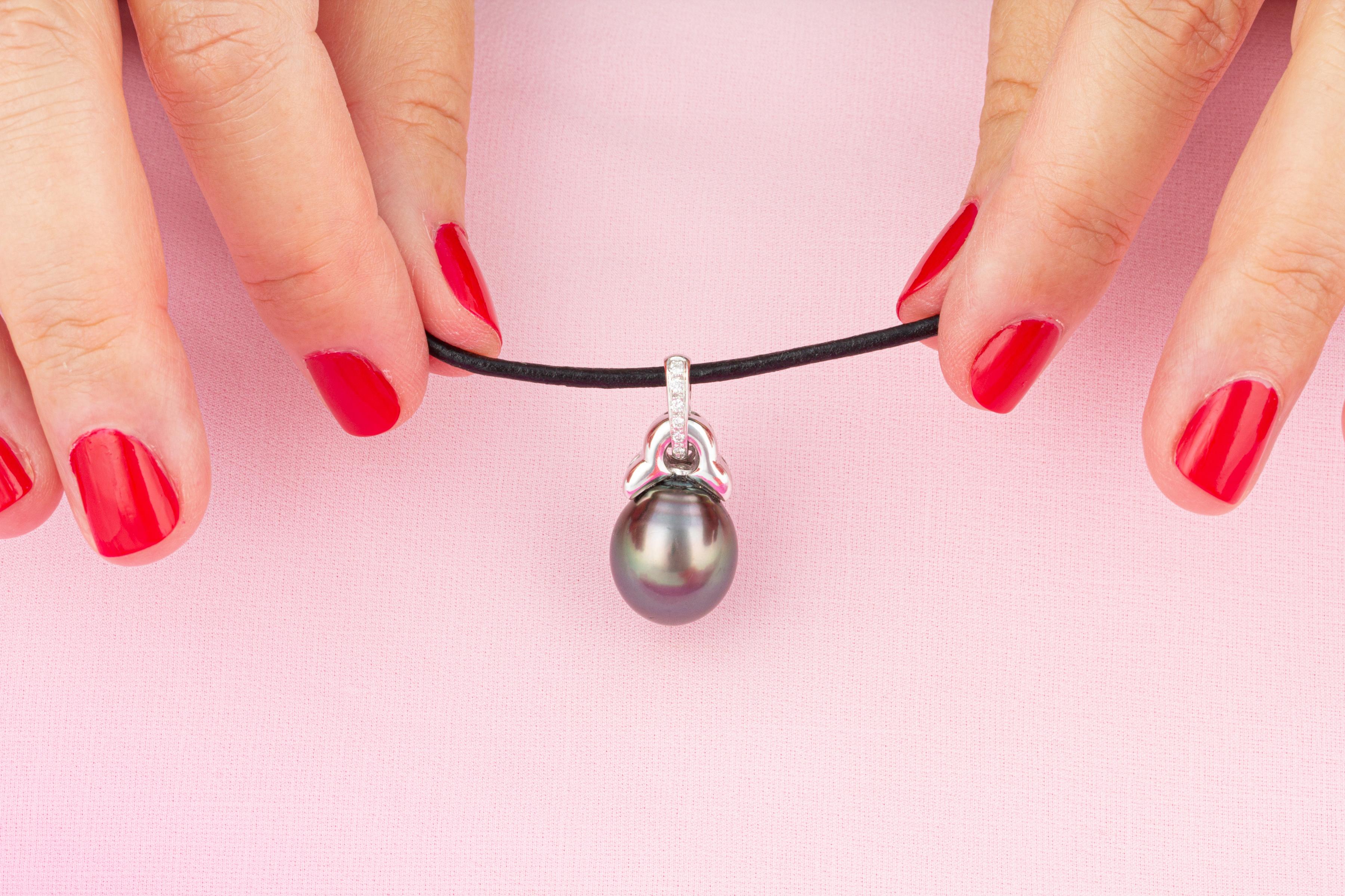 Contemporary Ella Gafter Black Pearl Diamond Pendant Necklace For Sale