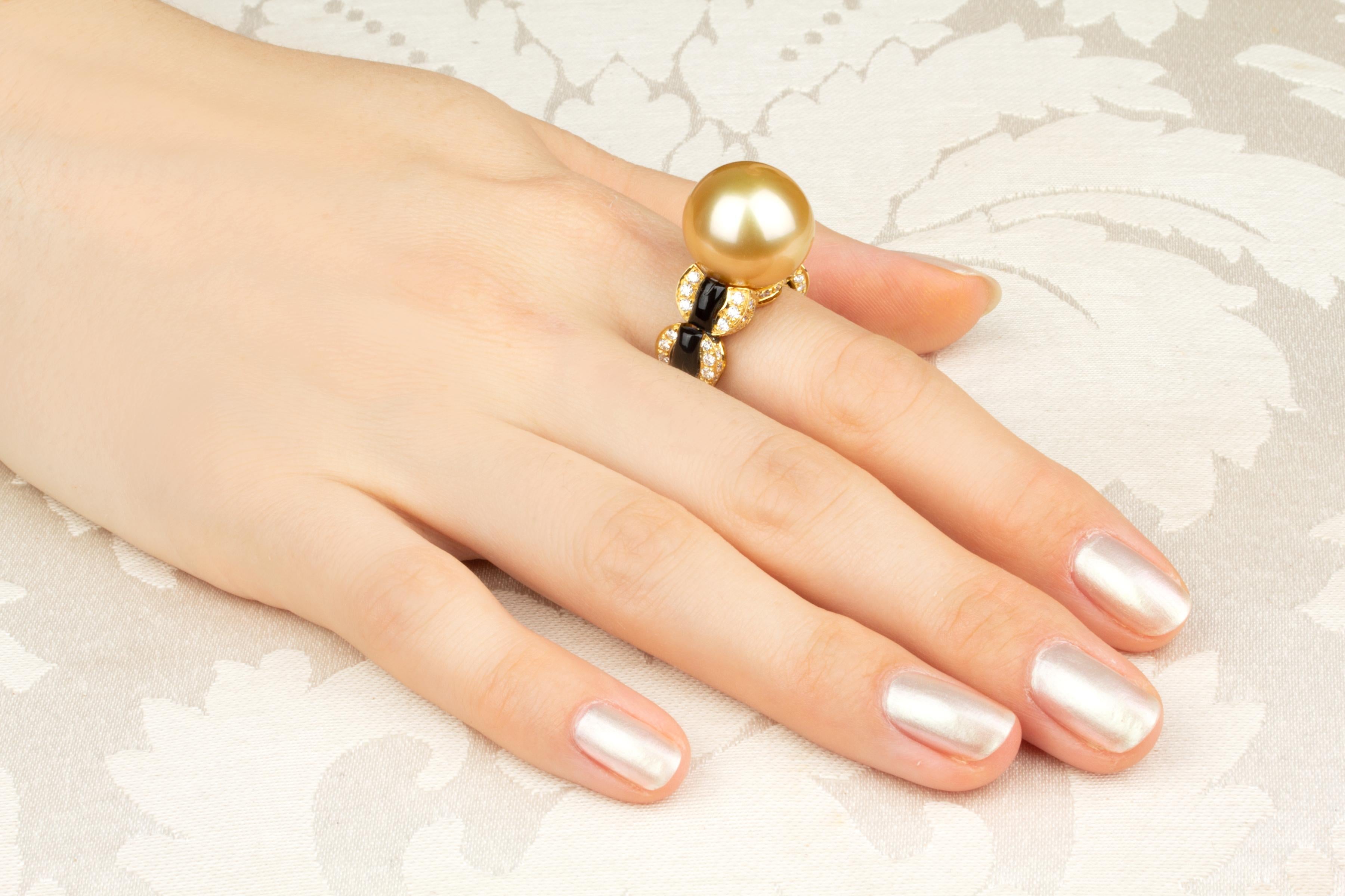 Der goldene Perlen- und Diamantring hat eine prächtige Perle mit einem Durchmesser von 16 mm. Die Perle ist naturbelassen. Er weist feines Perlmutt auf und seine natürliche Farbe und sein Glanz wurden in keiner Weise verbessert. Die Perle sitzt auf
