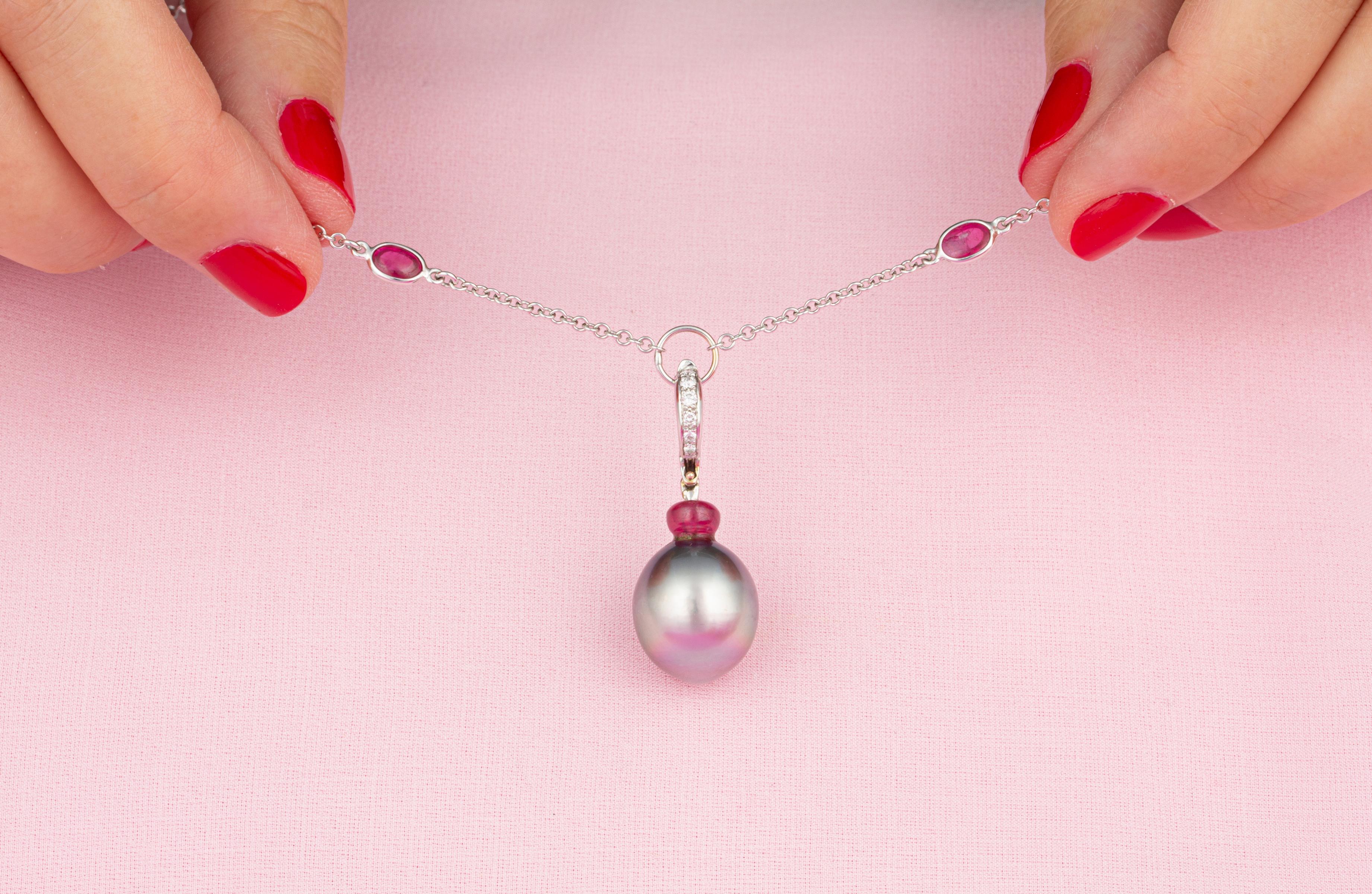 Taille ronde Ella Gafter Collier pendentif en perles et diamants en vente