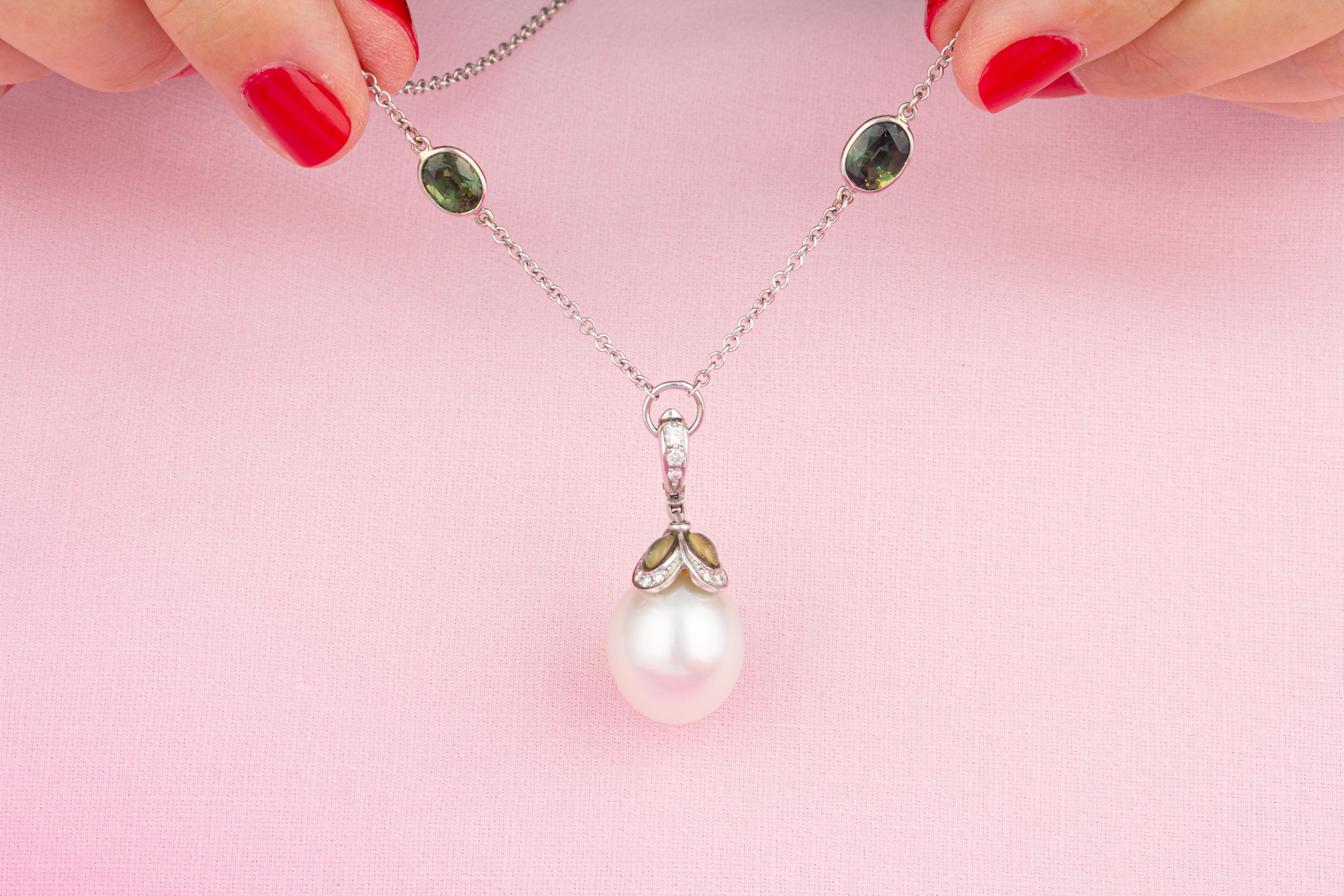 Contemporain Ella Gafter Pendentif en perles, saphirs et diamants en vente