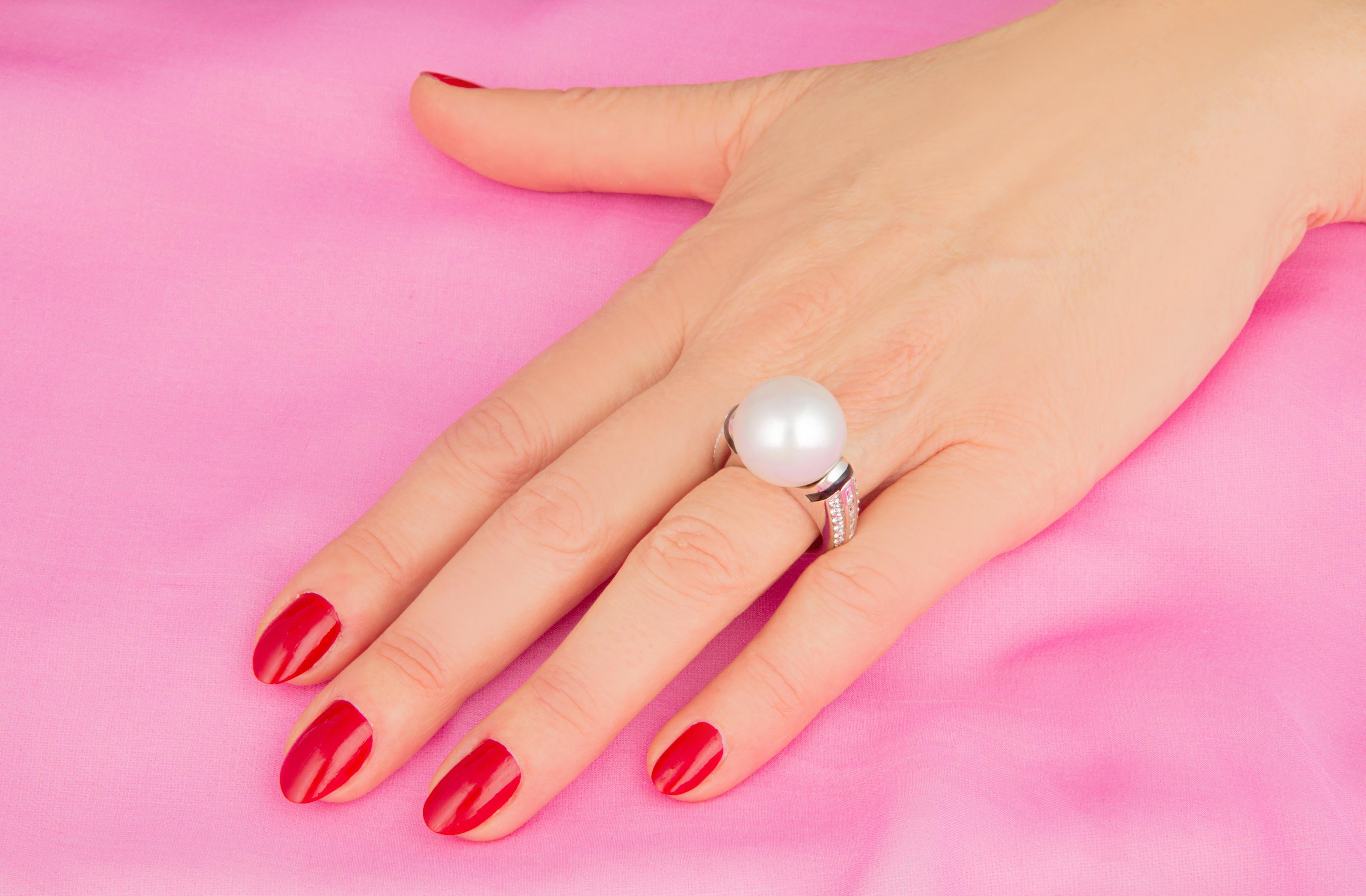 This South Sea pearl and diamond cocktail ring features a pearl of 17mm diameter. The pearl is untreated. It displays a fine nacre and its natural color and luster have not been enhanced in any way. The pearl is highly exposed in a symmetrical ring