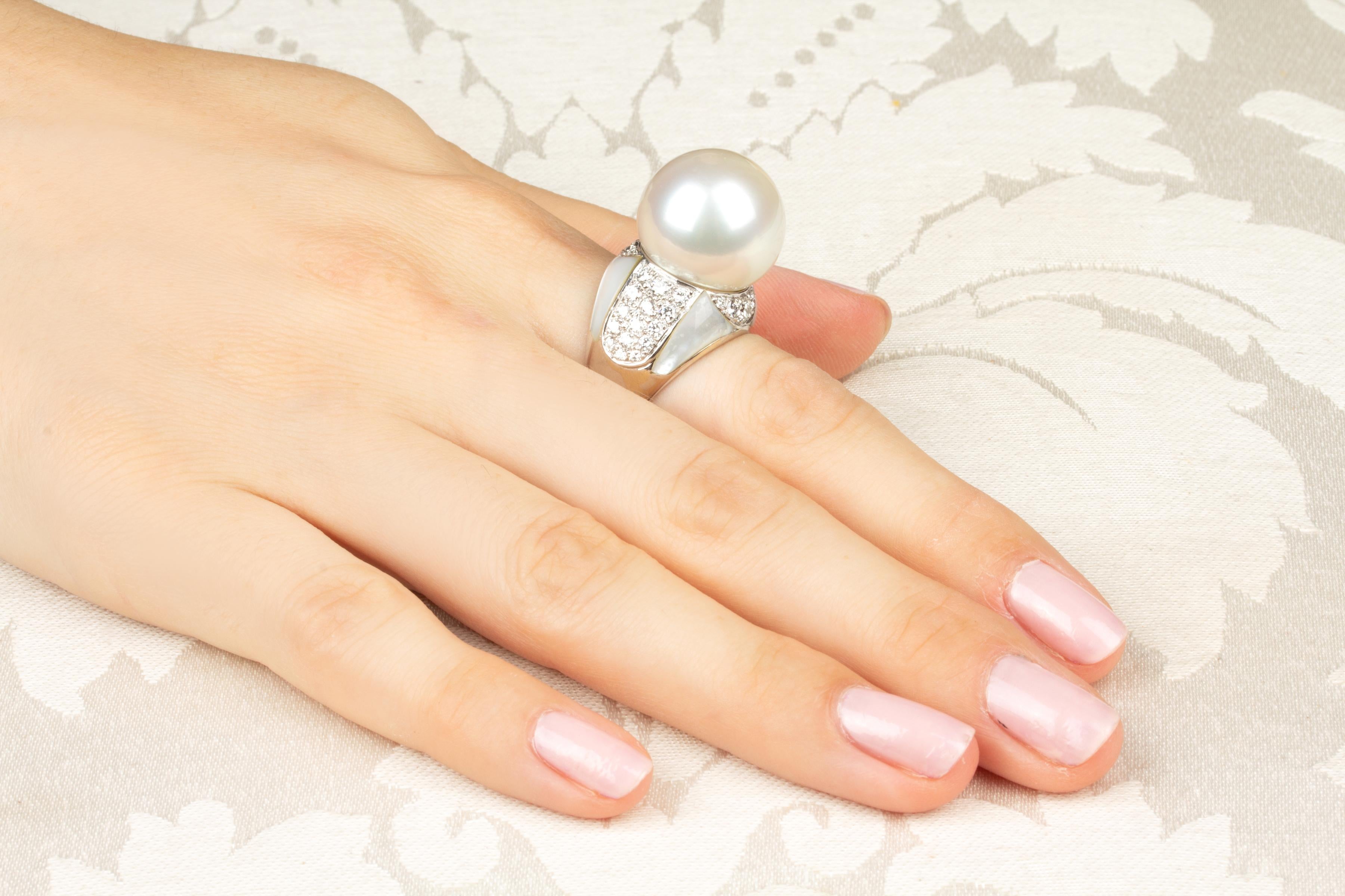 Dieser Ring aus Südseeperlen und Diamanten enthält eine Südseeperle mit einem Durchmesser von 17 mm. Die Perle ist naturbelassen. Sie weist ein prächtiges Perlmutt auf und ihre natürliche Farbe und ihr Glanz wurden in keiner Weise verbessert. Die