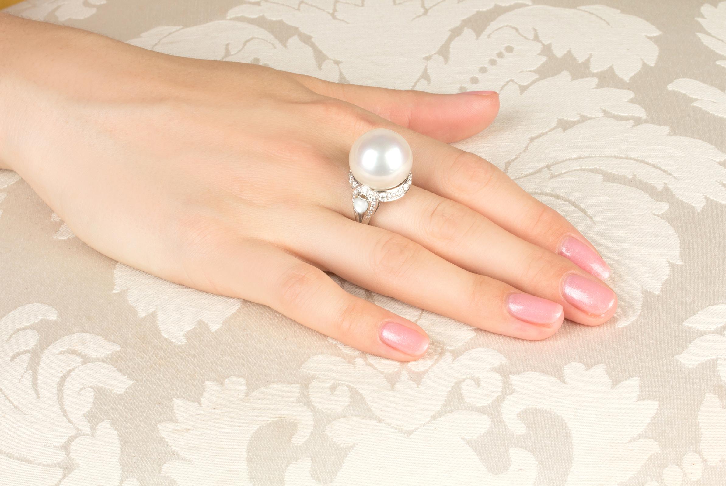 El anillo de cóctel de perlas y diamantes de los Mares del Sur presenta una espléndida perla australiana de 18 mm de diámetro. La perla no está tratada. Presenta un nácar de gran calidad y su color y brillo naturales no se han realzado en modo