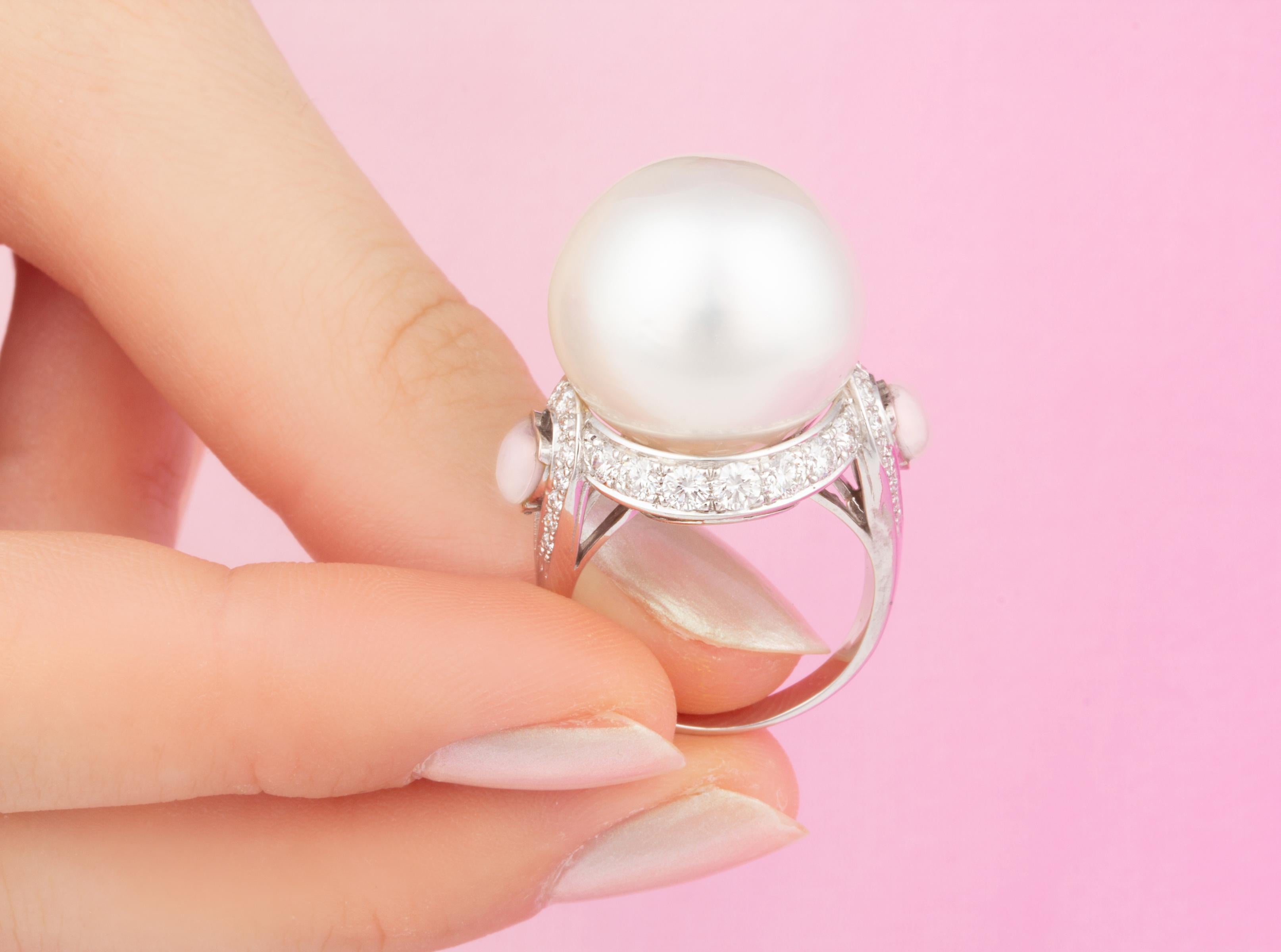 Anillo de cóctel con diamantes y perlas del Mar del Sur de 18 mm, diseñado por Ella Gafter Corte brillante en venta