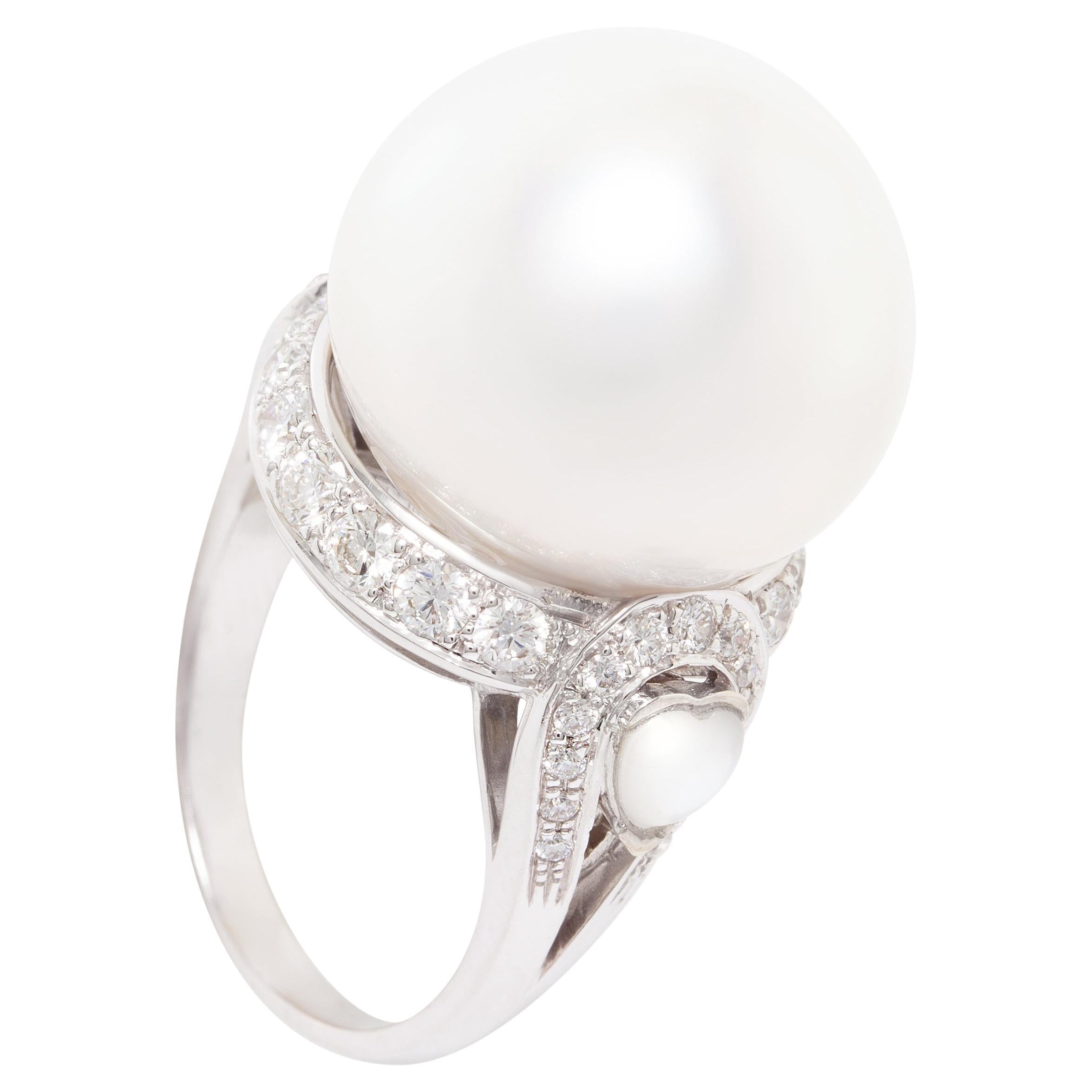 Anillo de cóctel con diamantes y perlas del Mar del Sur de 18 mm, diseñado por Ella Gafter en venta