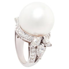 Anillo de cóctel con perla del mar del Sur y diamante marquesa de 18 mm, diseñado por Ella Gafter