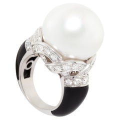 Anello da cocktail con perle dei mari del sud e onice e diamanti da 19,5 mm, design di Ella Gafter