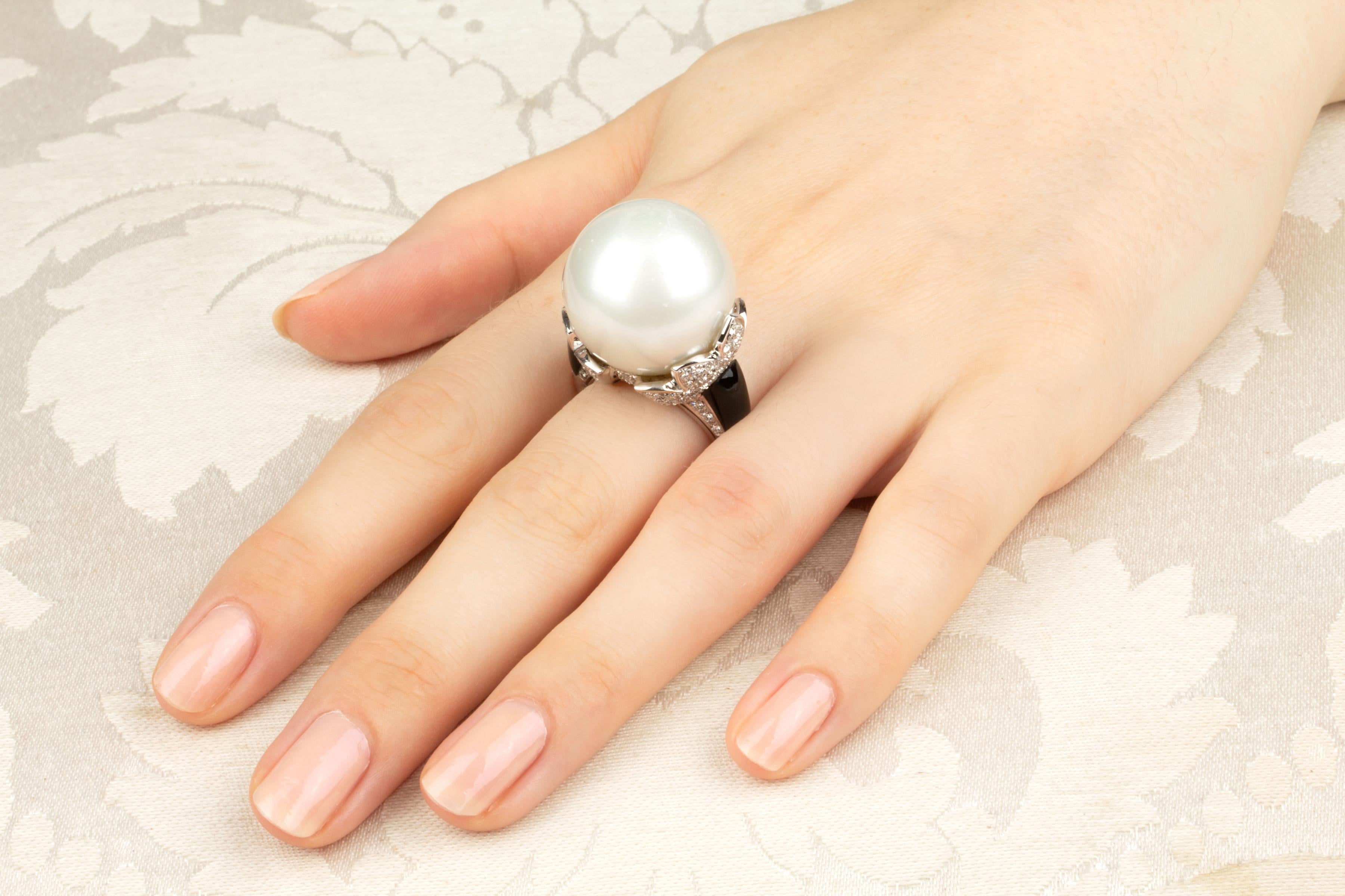 This South Sea pearl and diamond ring features an exceptionally large and beautiful South Sea pearl of 20mm size. The pearl is untreated. It displays a fine nacre and its natural color and luster have not been enhanced in any way. The pearl is