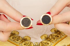 Gemelos de oro amarillo de 18 quilates con diamantes y monedas antiguas Diseño de Ella Gafter