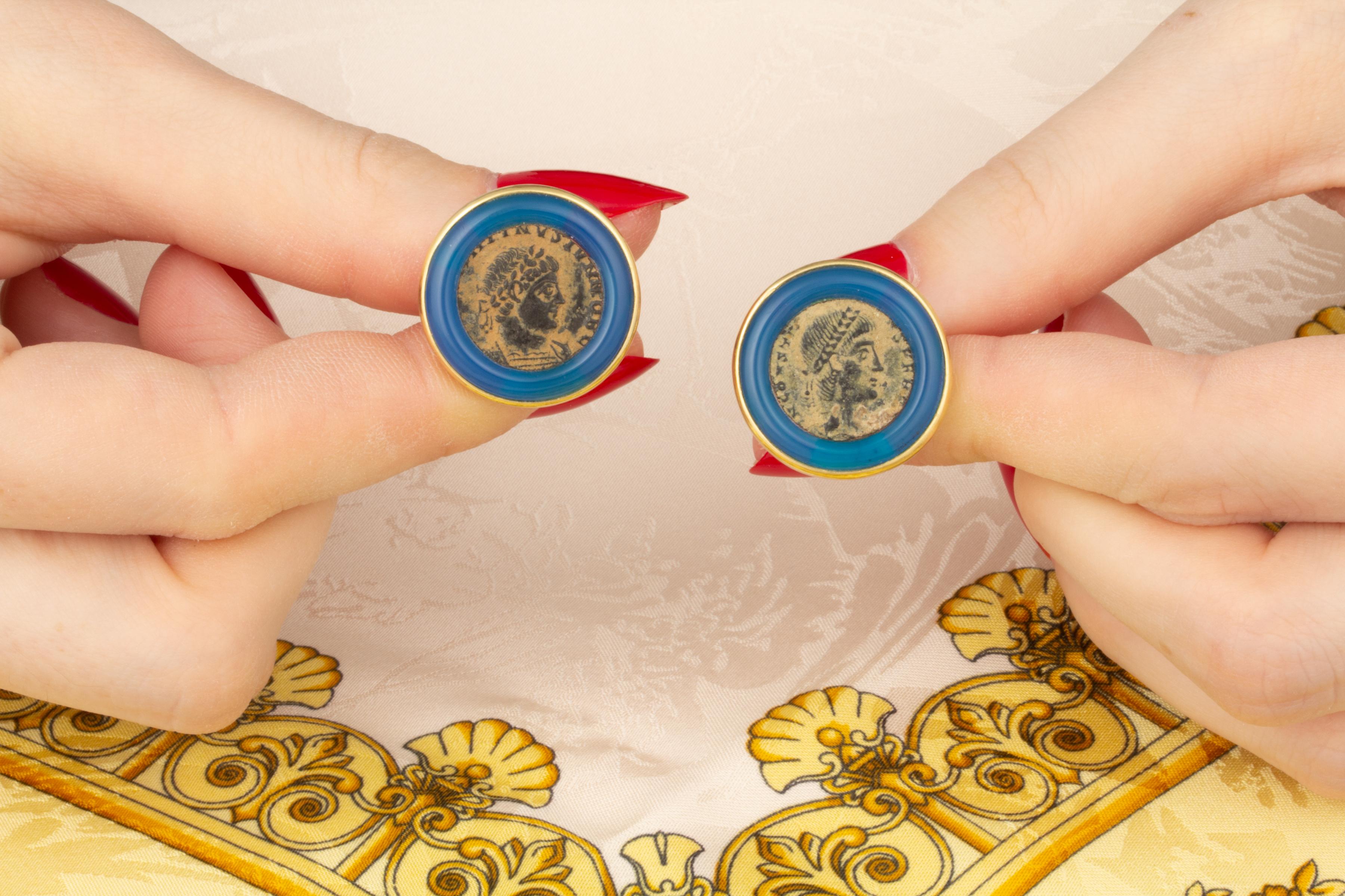 Die Manschettenknöpfe aus antiken Kupfermünzen sind mit blauem Jadeit besetzt. 
Das Paar wird in unserer eigenen Werkstatt in Neapel, Italien, von Maestro Giuseppe nach einem Originalentwurf von Ella Gafter handgefertigt.
Die Manschettenknöpfe sind
