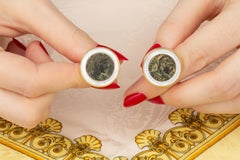 Moneda antigua y gemelos de jadeíta blanca Oro de 18 quilates Diseño de Ella Gafter