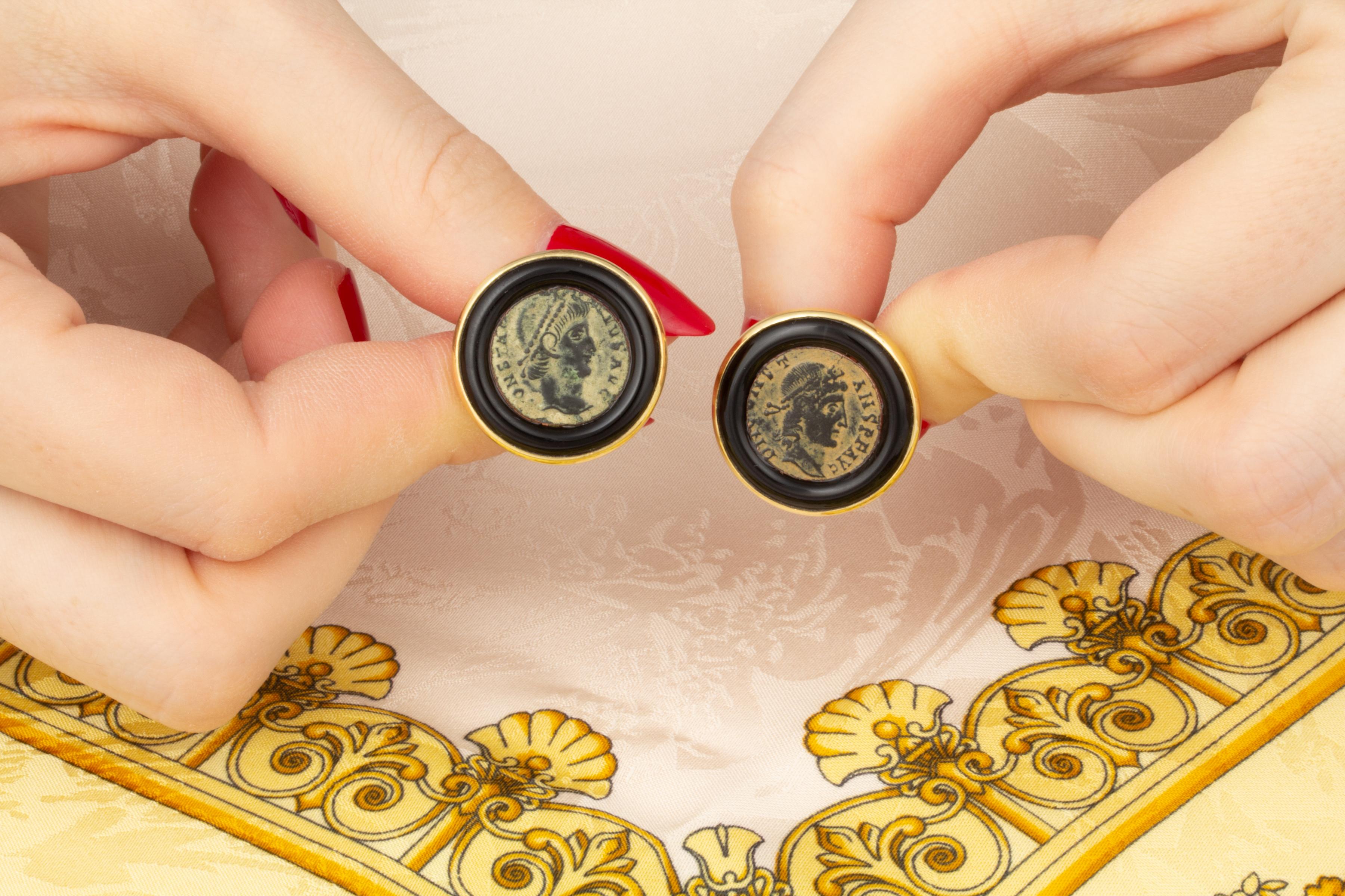 Les boutons de manchette en cuivre antique sont sertis de jadéite noire. 
La paire est fabriquée à la main dans notre propre atelier de Naples, en Italie, par le maestro Giuseppe, d'après un design original d'Ella Gafter.
Les boutons de manchette