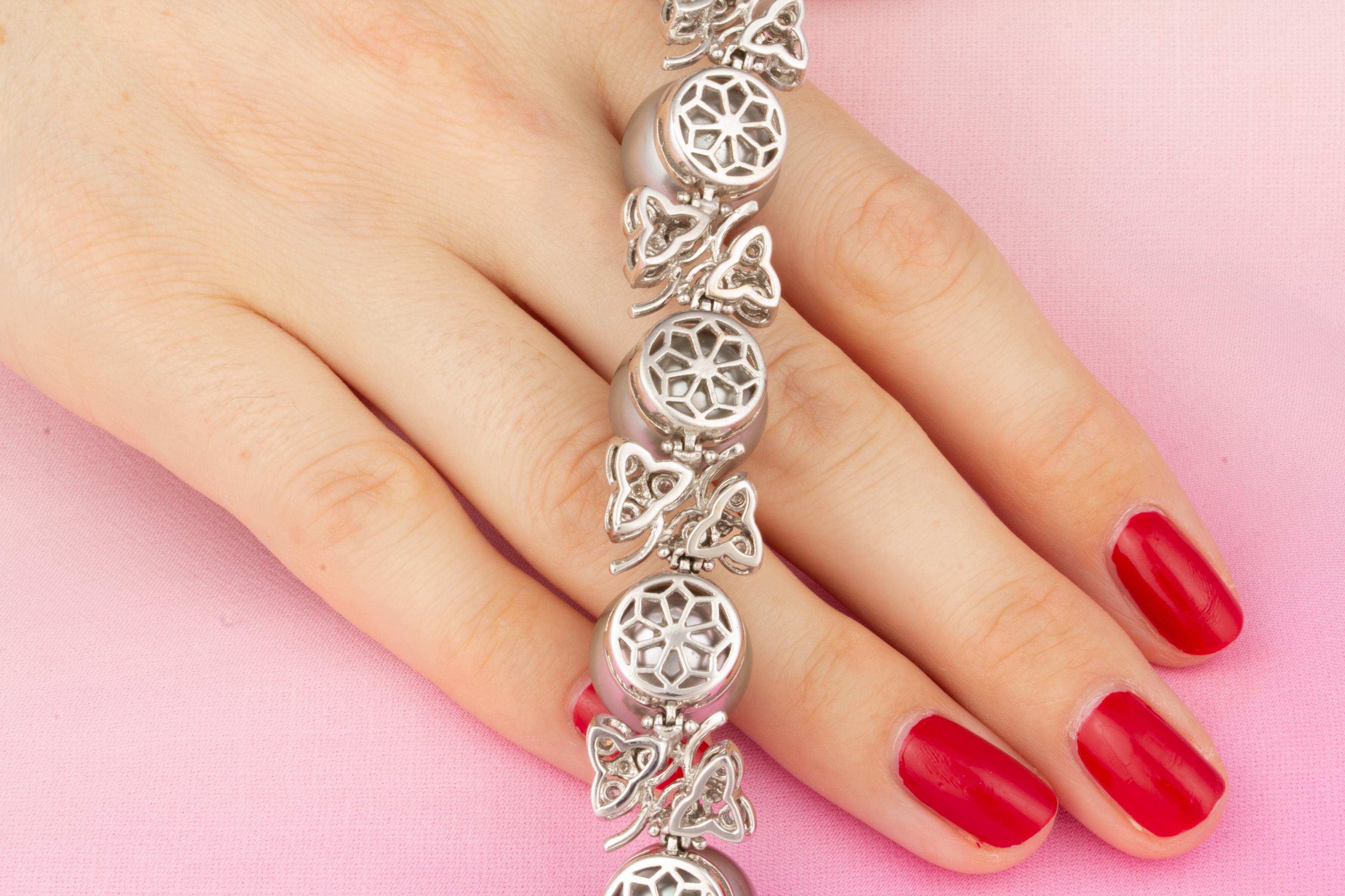 Manschettenarmband aus Tahiti-Perlen und Diamanten entworfen von Ella Gafter (Brillantschliff) im Angebot