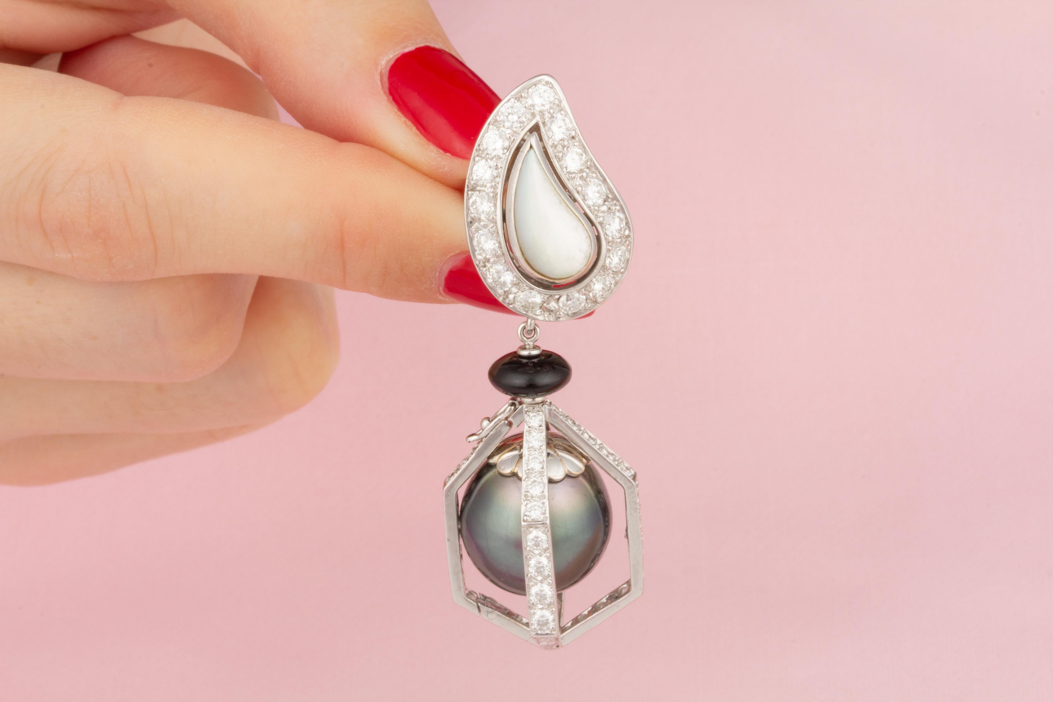 Orecchini a goccia con perle di Tahiti nere e diamanti Déco Design di Ella Gafter in vendita 1
