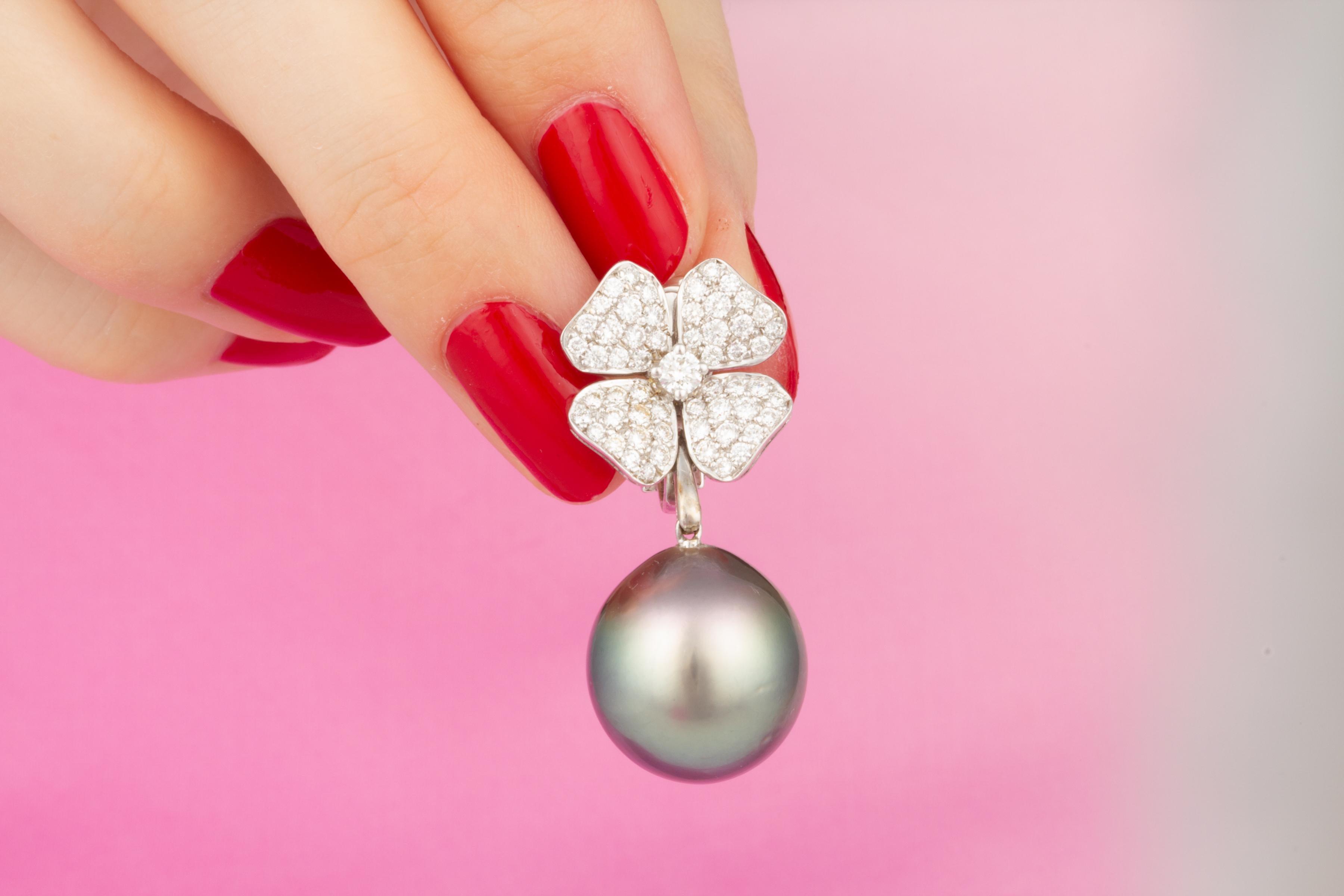 Ella Gafter 17mm Schwarze Tahiti-Perlen-Diamant-Blumen-Ohrringe Damen im Angebot