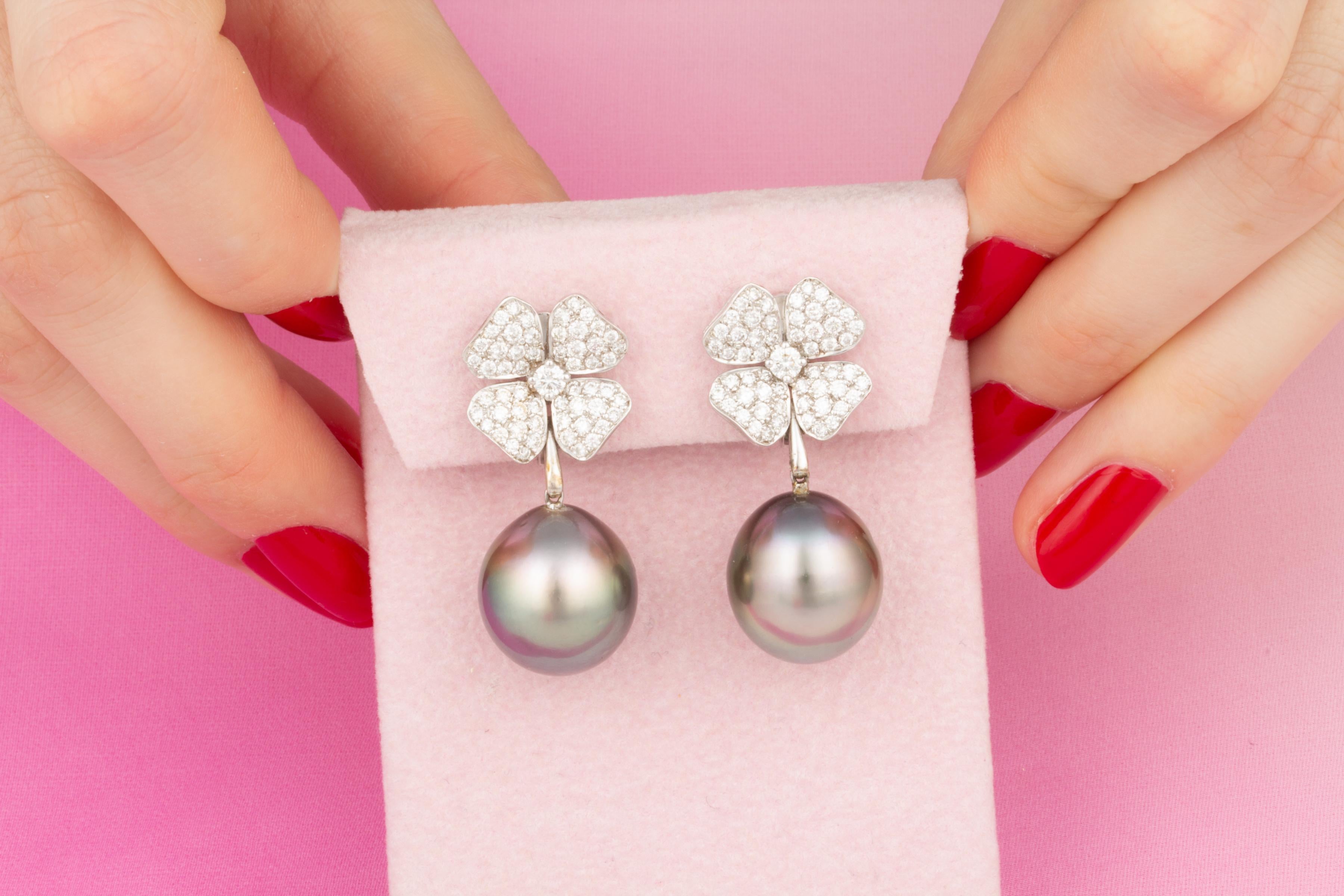 Ella Gafter 17mm Schwarze Tahiti-Perlen-Diamant-Blumen-Ohrringe (Künstler*in) im Angebot