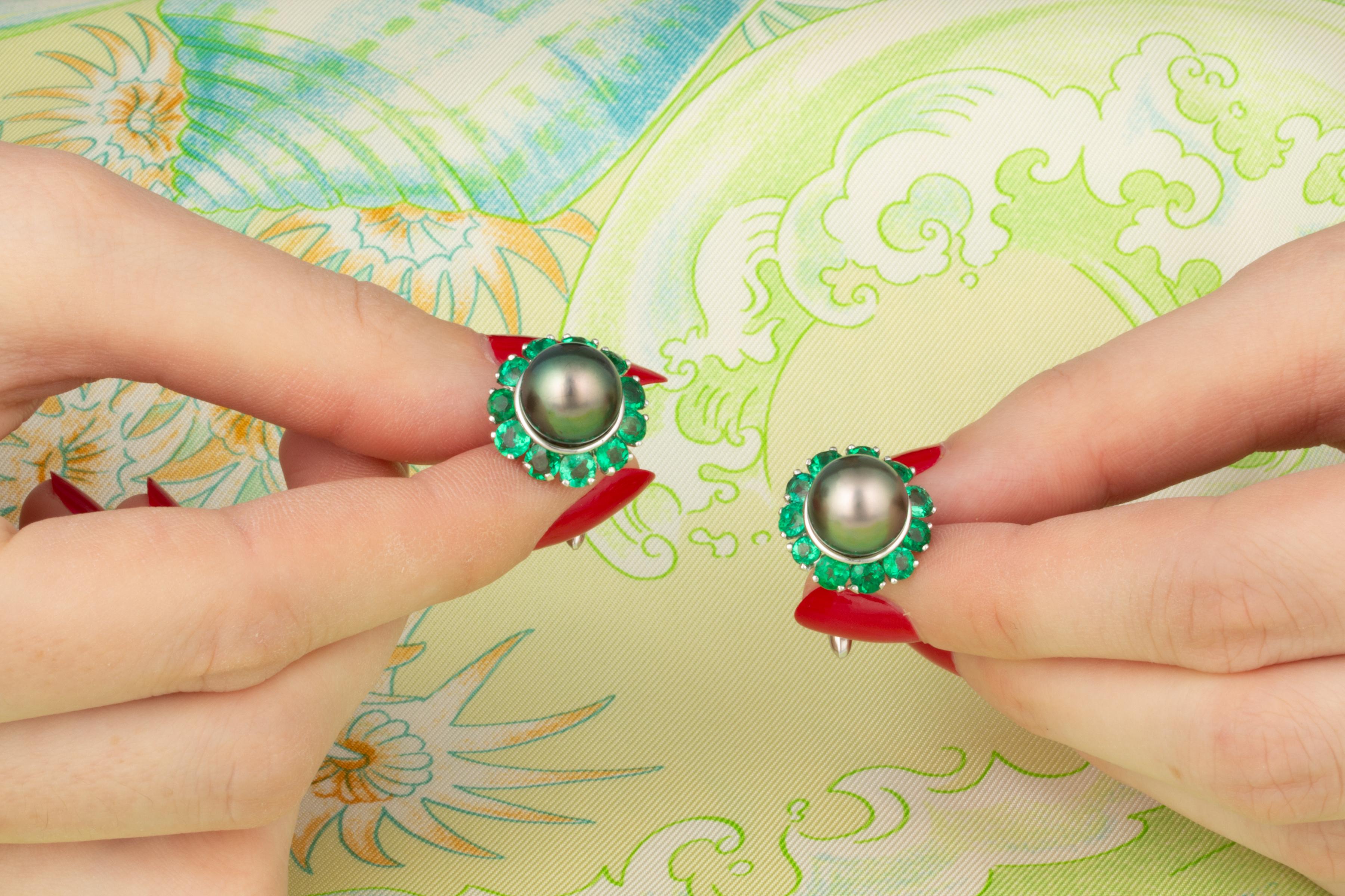 The emerald and pearl cufflinks feature two lustrous pearls from the waters of French Polynesia. The untreated pearls have a diameter of 10mm, and display 