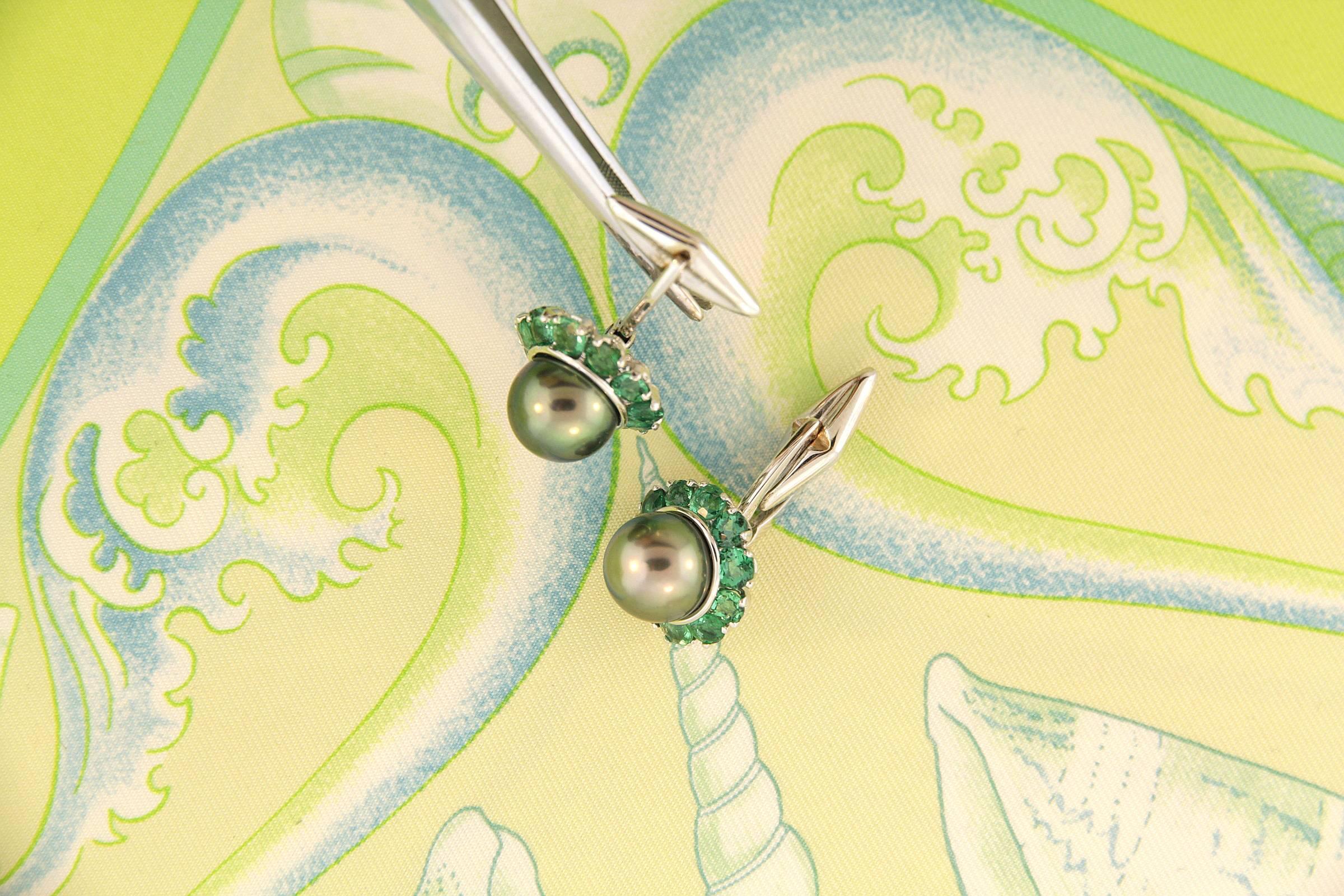 Tahitian Pearl and Emerald Cufflinks 18k gold Design by Ella Gafter In New Condition For Sale In New York, NY