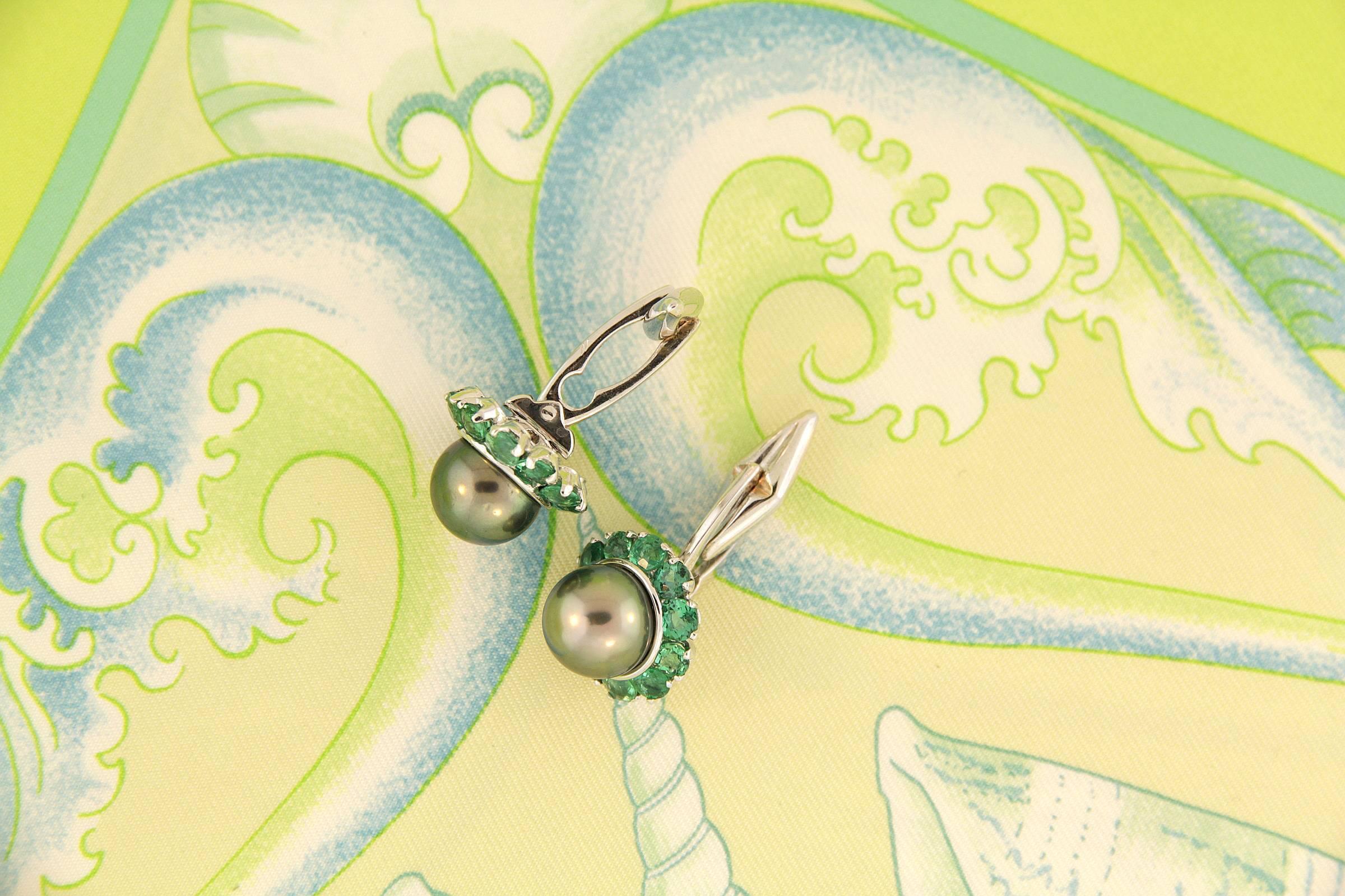Women's or Men's Tahitian Pearl and Emerald Cufflinks 18k gold Design by Ella Gafter For Sale