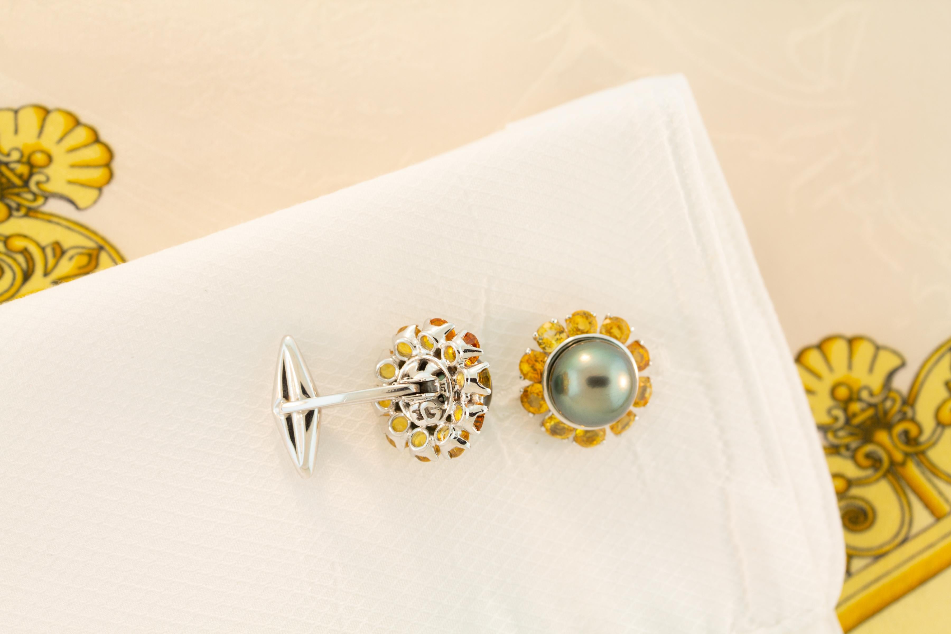 Manschettenknöpfe aus Tahiti-Perlen und Saphiren 18k Gold Design von Ella Gafter Herren im Angebot