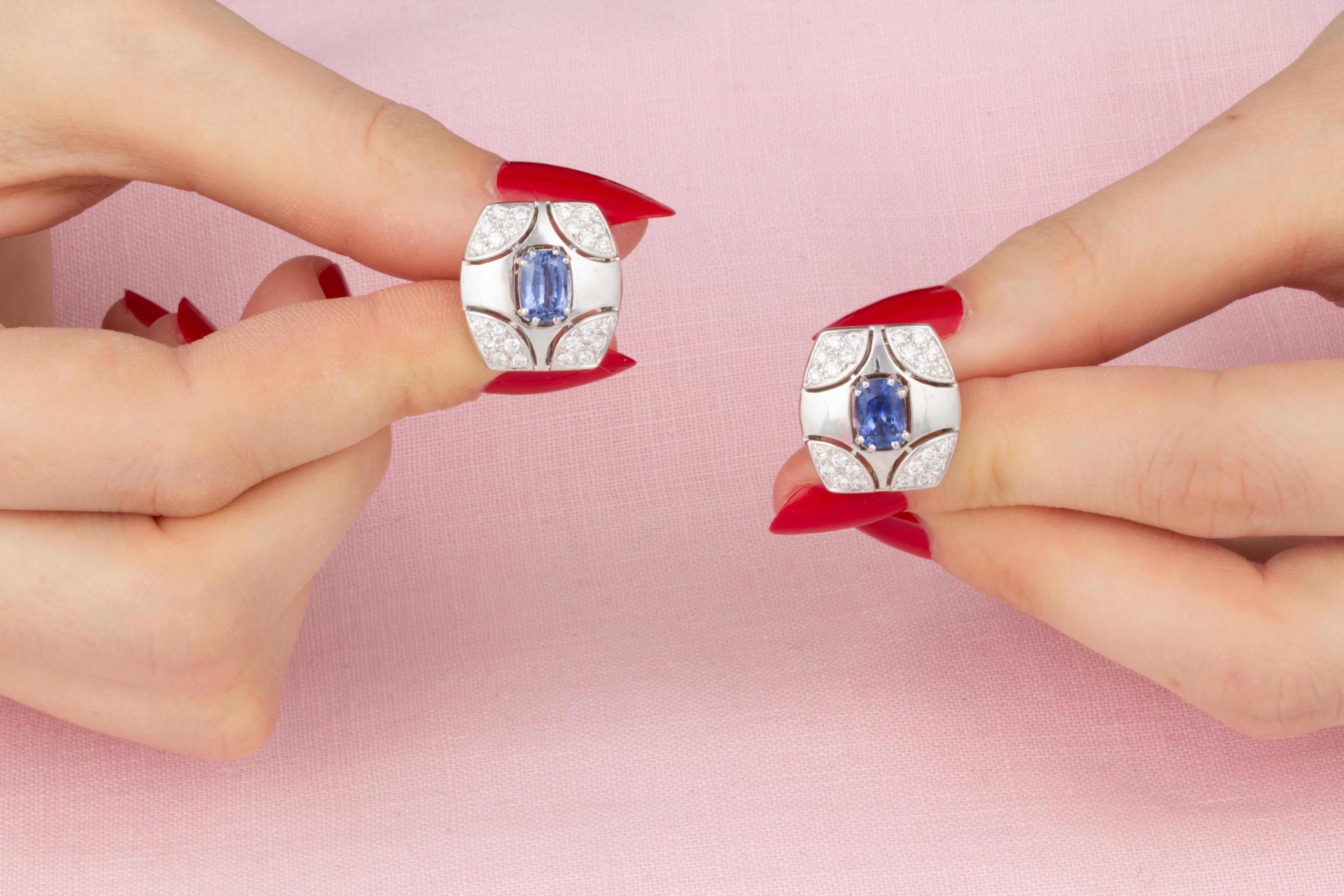 Les boutons de manchette en saphir bleu et diamant comportent 2 saphirs bleus de Ceylan de forme ovale pour un poids total approximatif de 1,80 carats. Le design est complété par 0,60 carats de diamants de qualité supérieure (couleur, clarté et