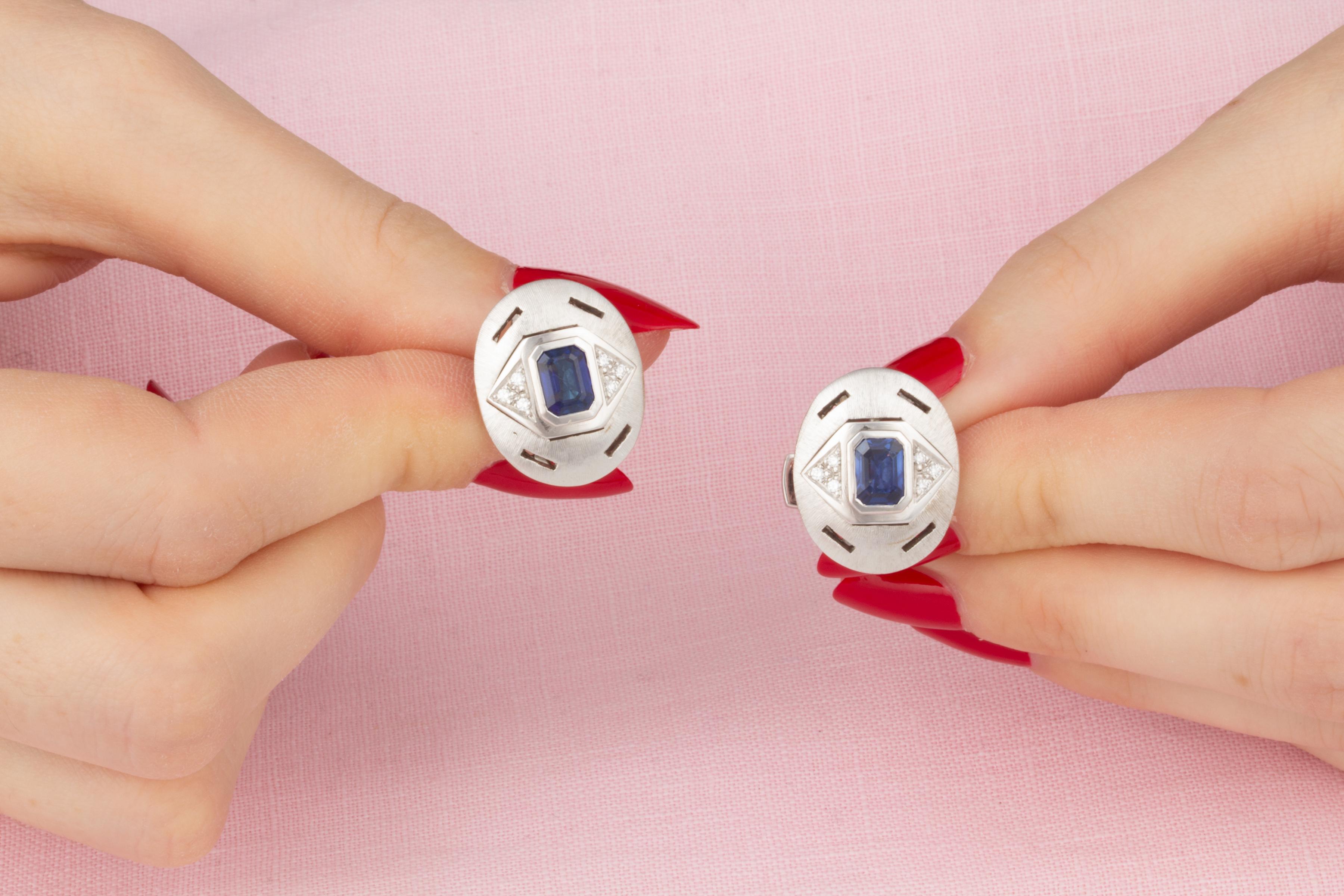 Les boutons de manchette comportent 2 magnifiques saphirs bleus de Ceylan pour un poids total approximatif de 2,25 carats. Le design est complété par 0,25 carats de diamants de qualité supérieure (couleur, clarté et taille). La base en or est poncée
