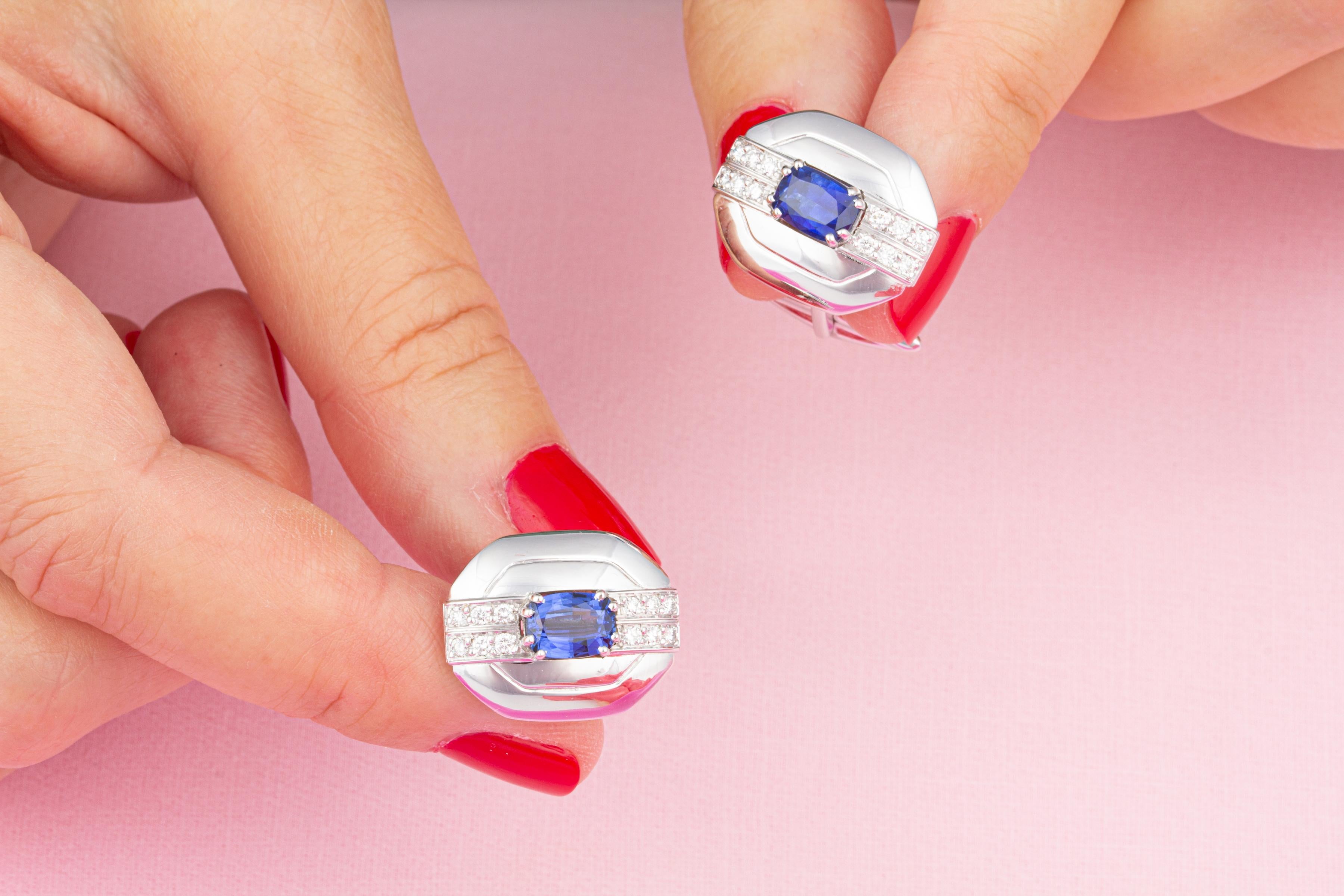 Les boutons de manchette en saphir bleu et diamant présentent deux saphirs bleus de Ceylan de forme ovale pour un poids total approximatif de 1,80 carat. Le design est complété par 0,60 carats de diamants de qualité supérieure (couleur, clarté et