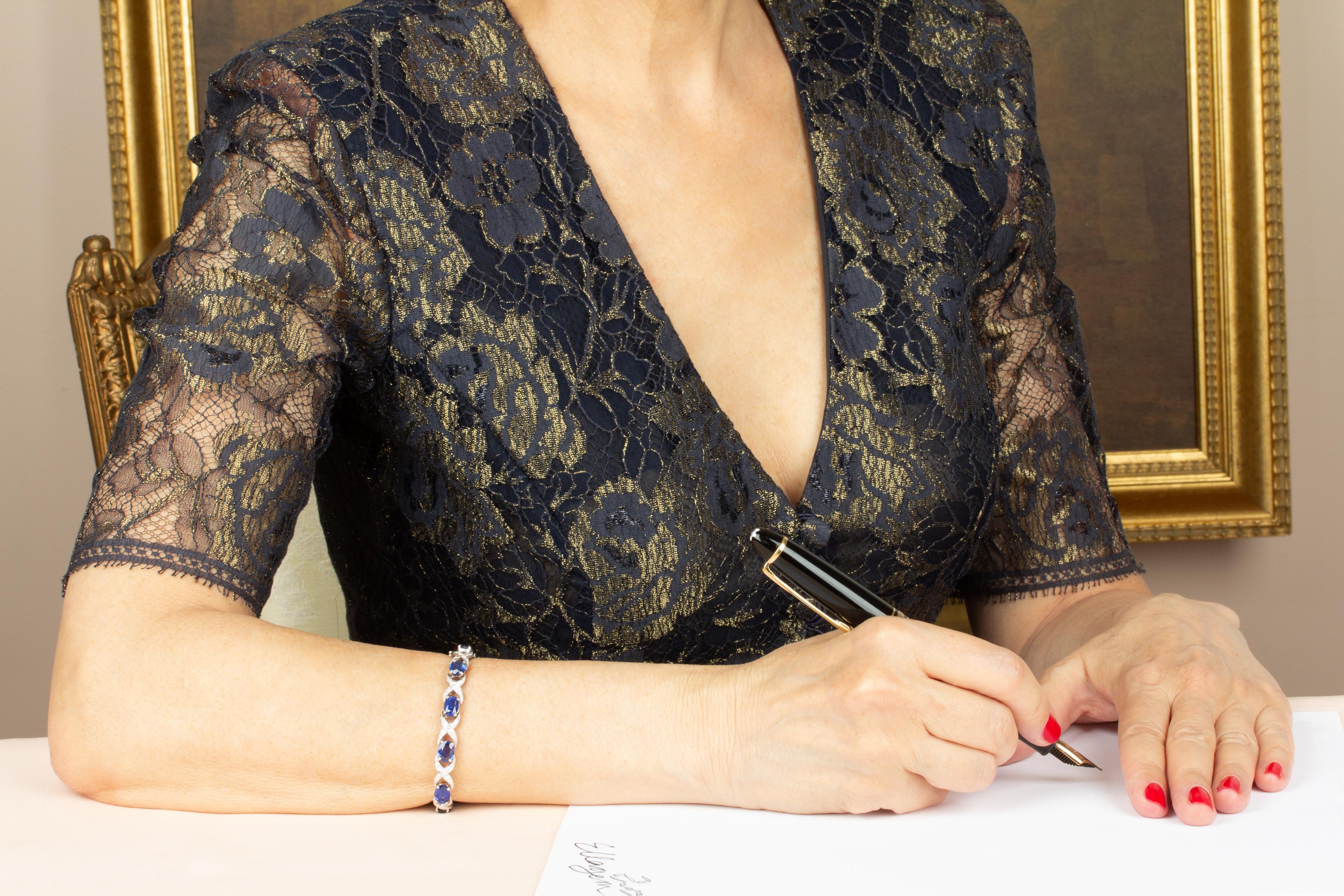 Le bracelet en saphir bleu et diamant présente des saphirs de Ceylan ovales et facettés d'une couleur bleue intense et d'une texture cristalline, pour un total d'environ 16 carats. Le design est complété par 2.20 carats de diamants de qualité