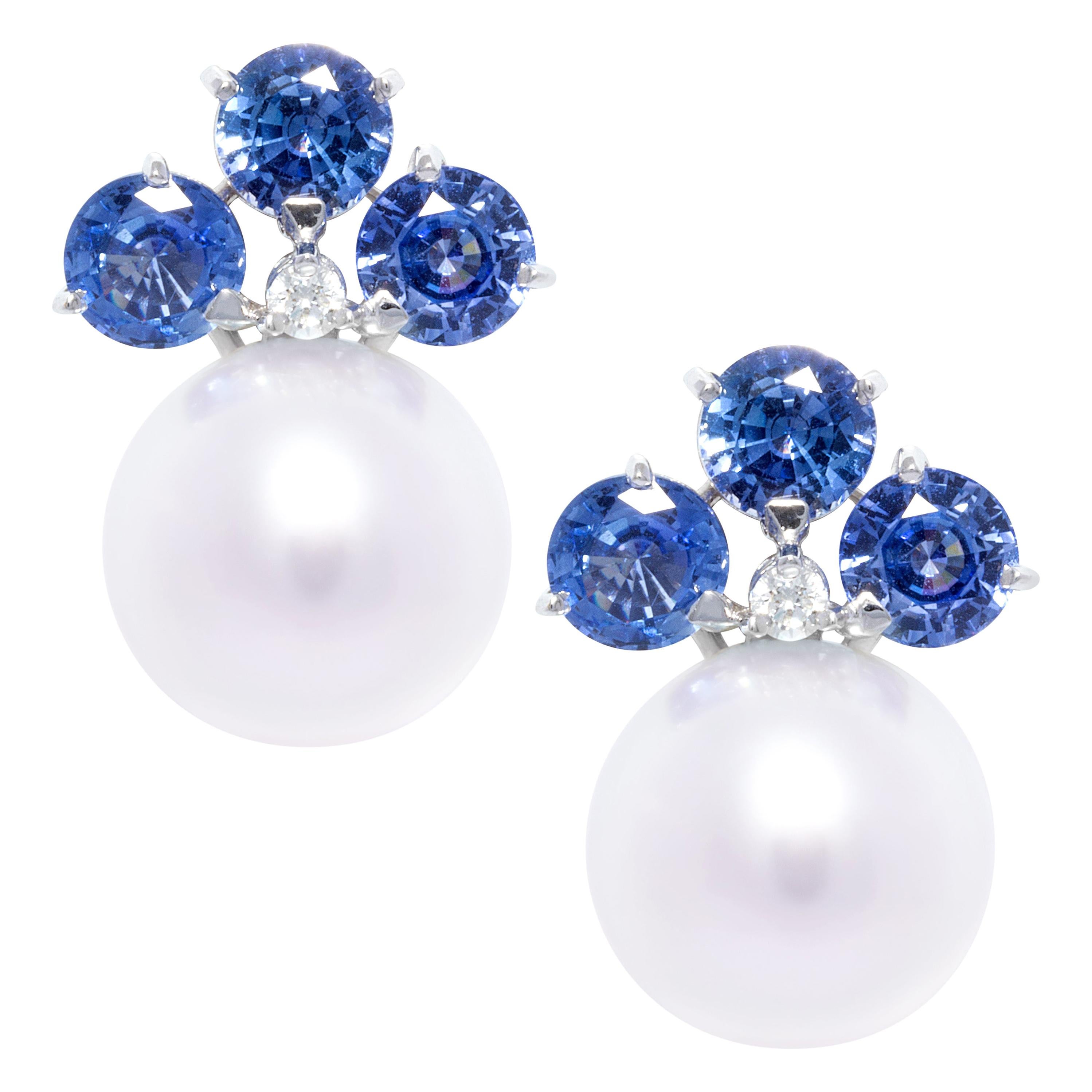 Pendientes con clip de zafiro azul aciano y perla del mar del Sur, diseño de Ella Gafter en venta