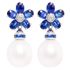 Blauer Saphir Südseeperle Diamant-Tropfen-Ohrringe mit Blumenmuster von Ella Gafter