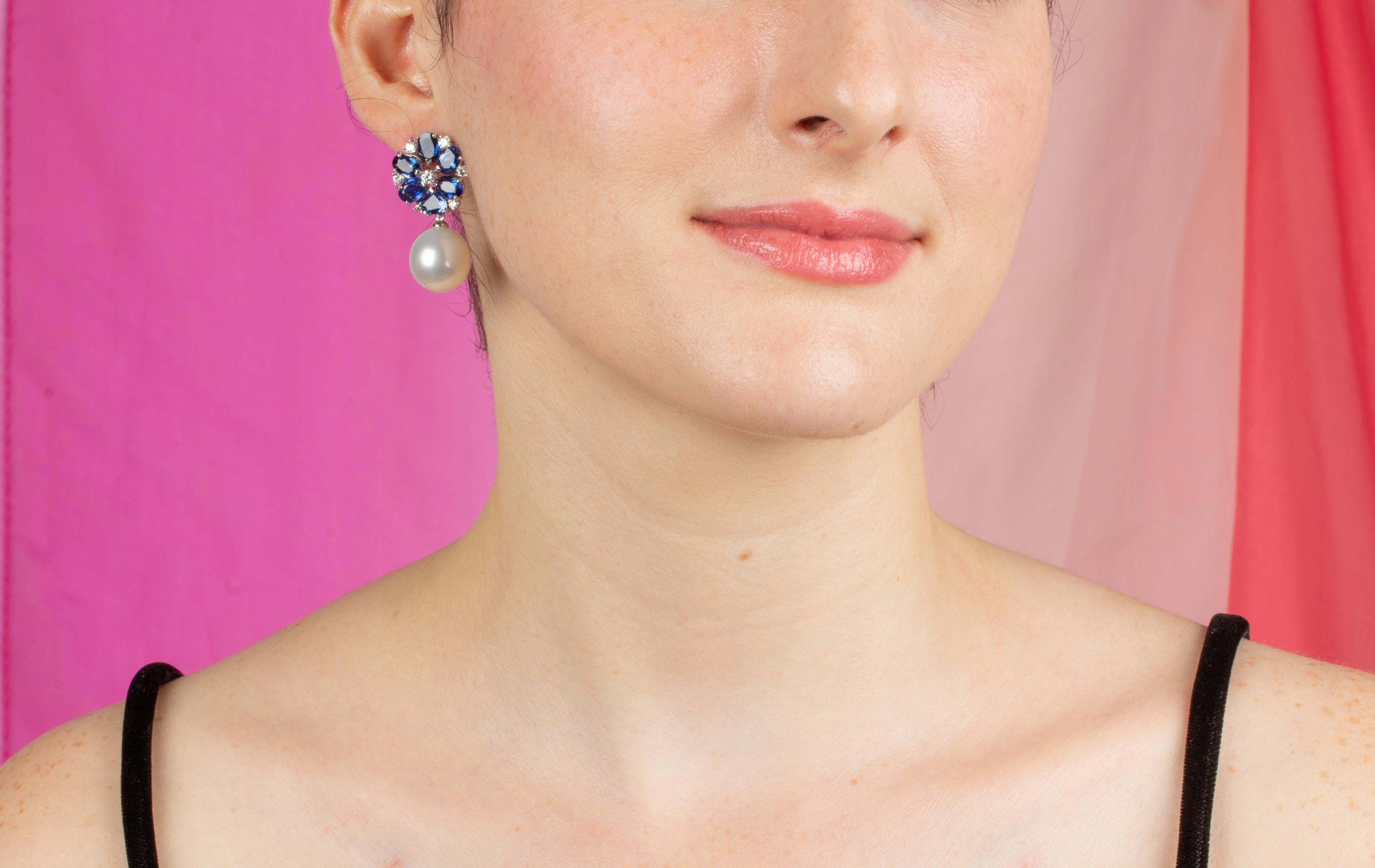 Artiste Ella Gafter Boucles d'oreilles fleur en perles des mers du Sud et saphirs bleus  en vente