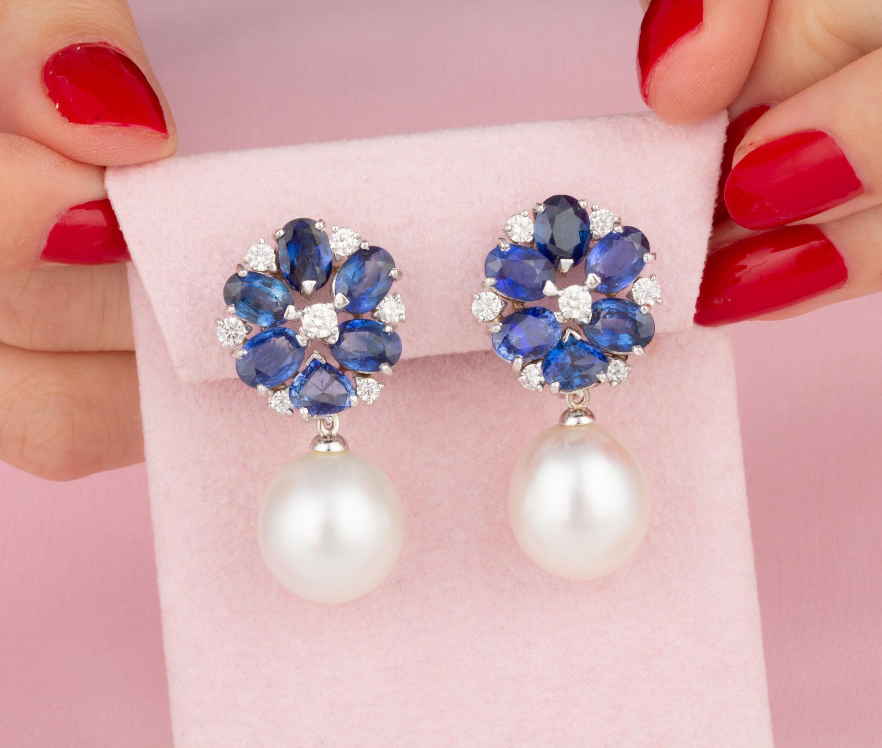 Taille ovale Ella Gafter Boucles d'oreilles fleur en perles des mers du Sud et saphirs bleus  en vente