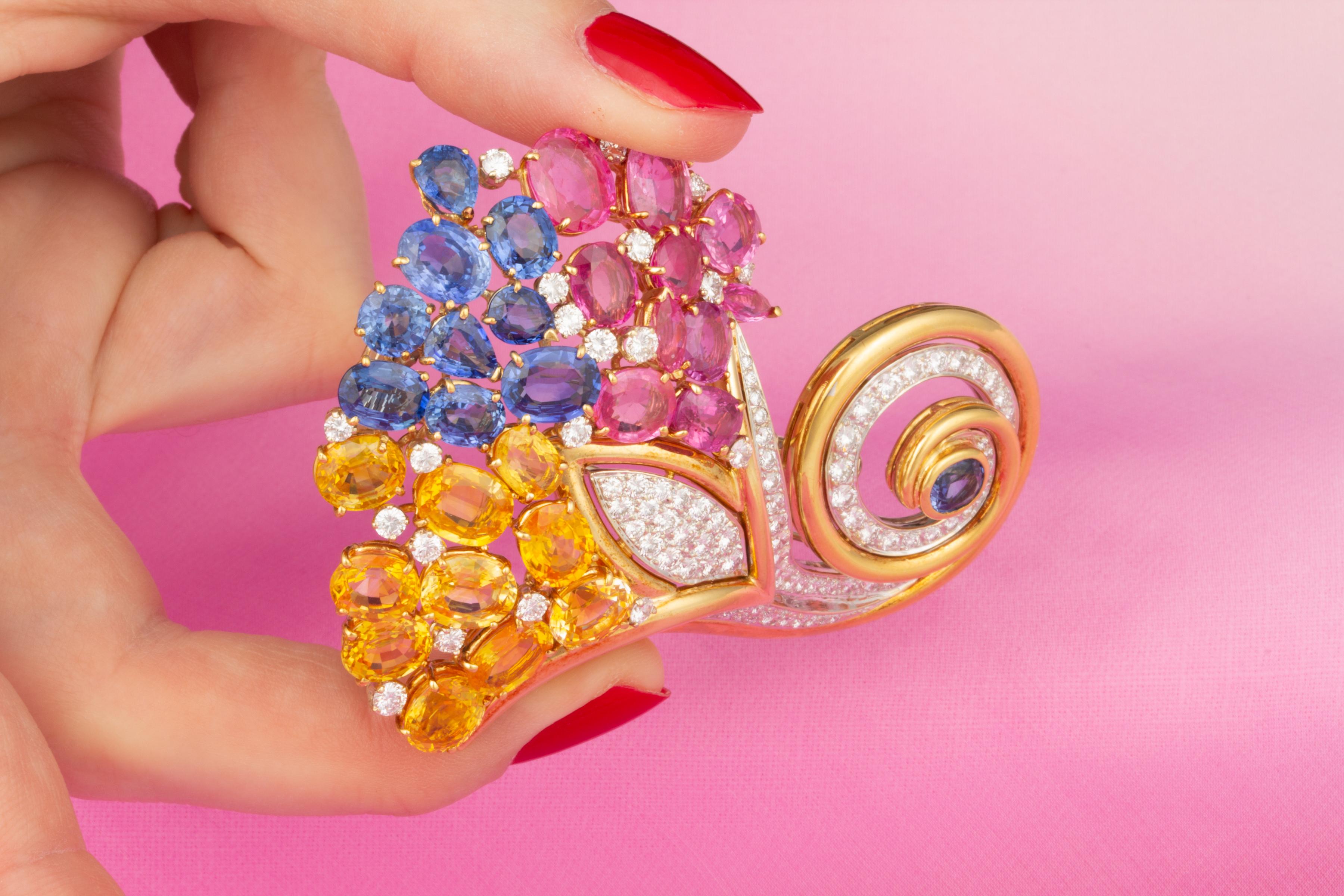 Broche corne d'abondance avec diamants et saphirs design Ella Gafter en vente 3