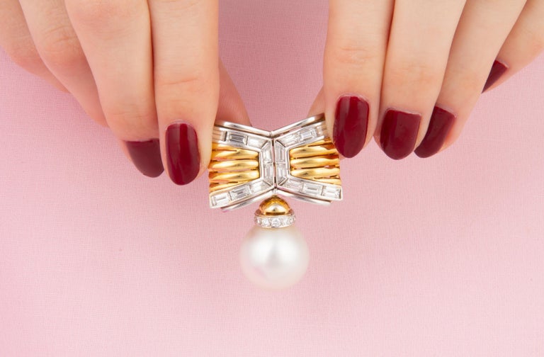 Ella Gafter Diamond Pearl Bow Brooch In New Condition For Sale In New York, NY