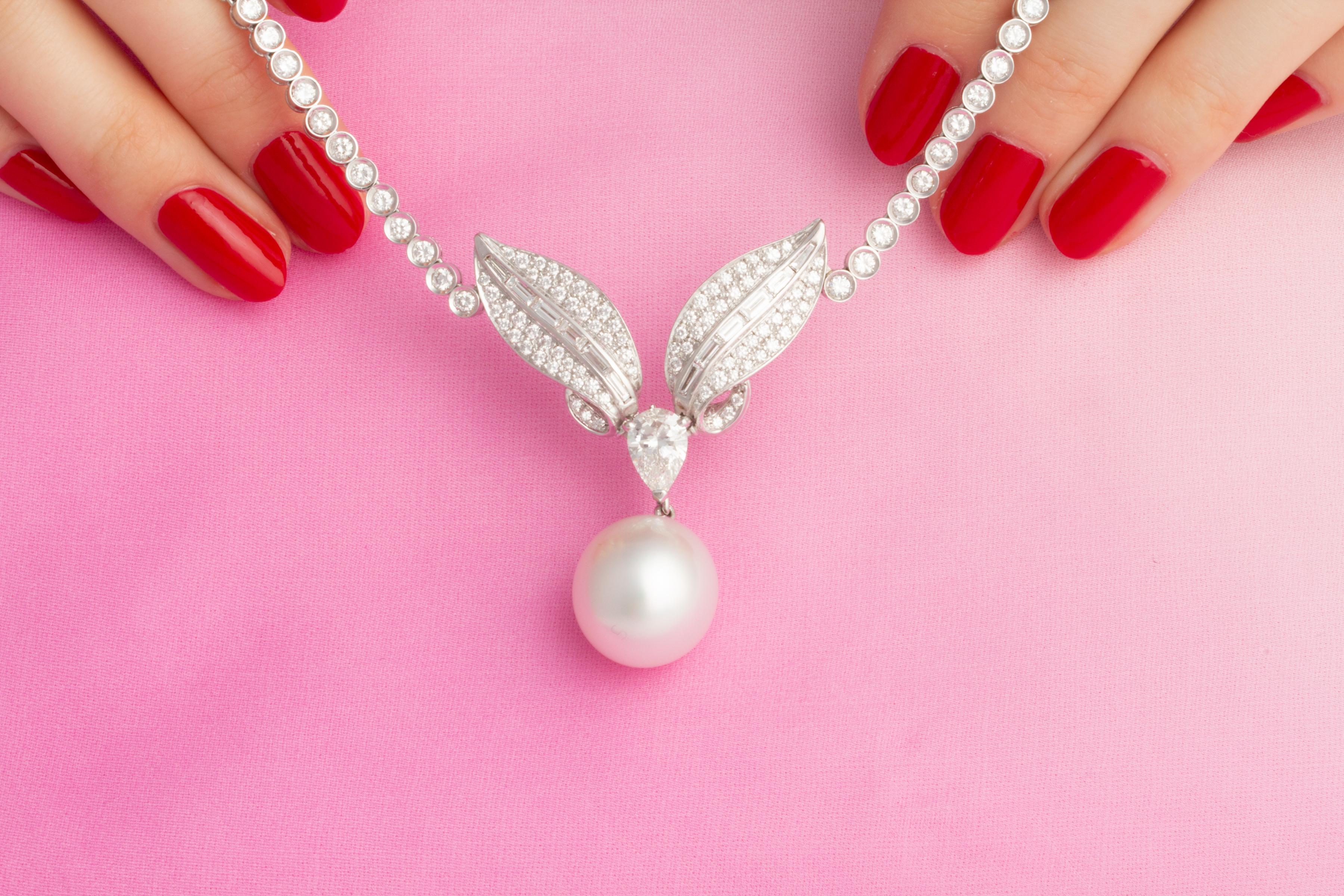 Diamond and South Sea Pearl Necklace Earrings Set Design by Ella Gafter In New Condition For Sale In New York, NY