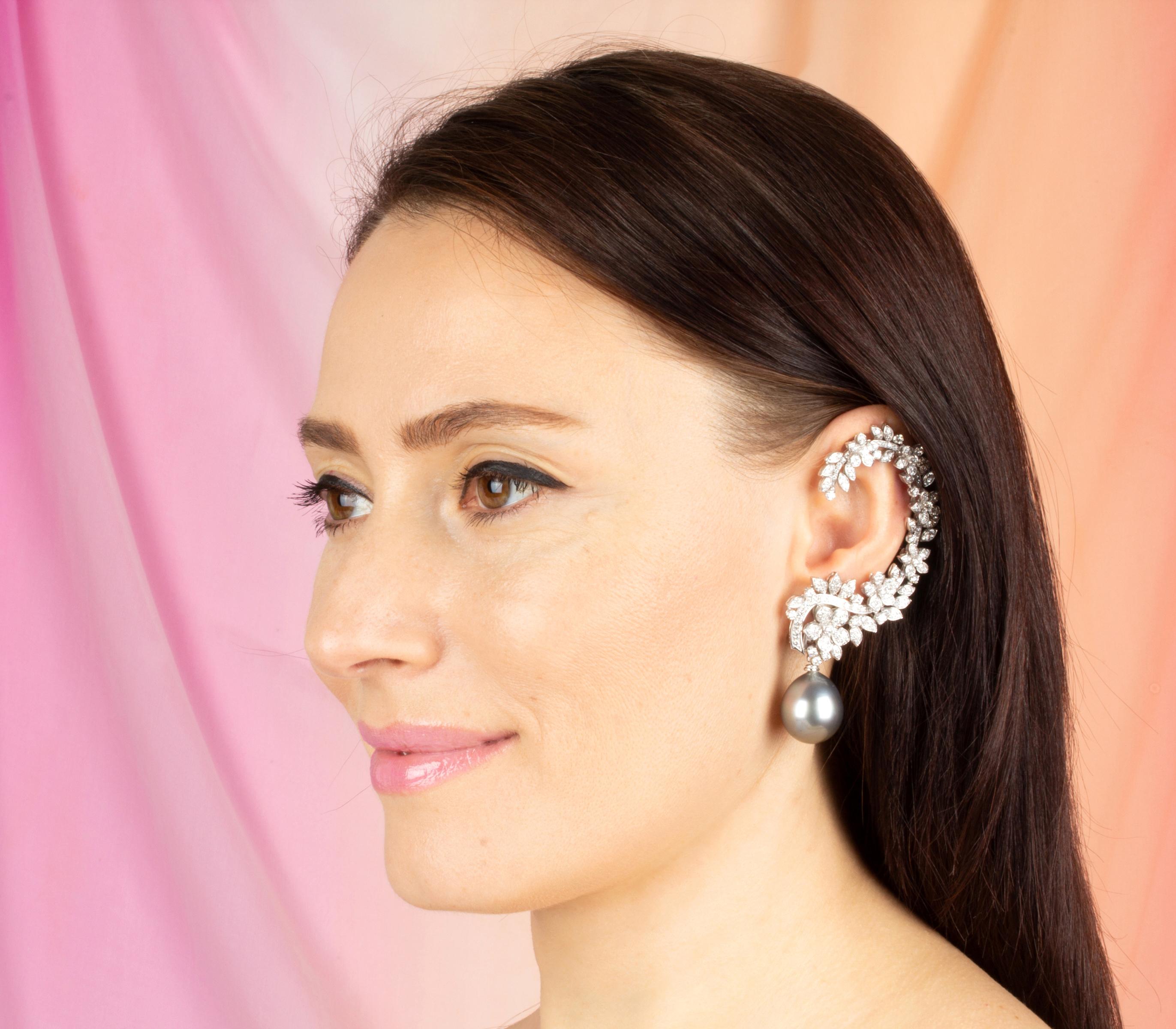 Diese diamantene Ohrmanschette besteht aus einer gewundenen Anordnung einzelner Blumen für das linke Ohr mit 4,20 Karat runden Diamanten. 
An der Ohrmanschette hängt eine sehr feine Tahiti-Perle der  seltene Größe von 19 x 16 mm. 
Alle unsere Perlen