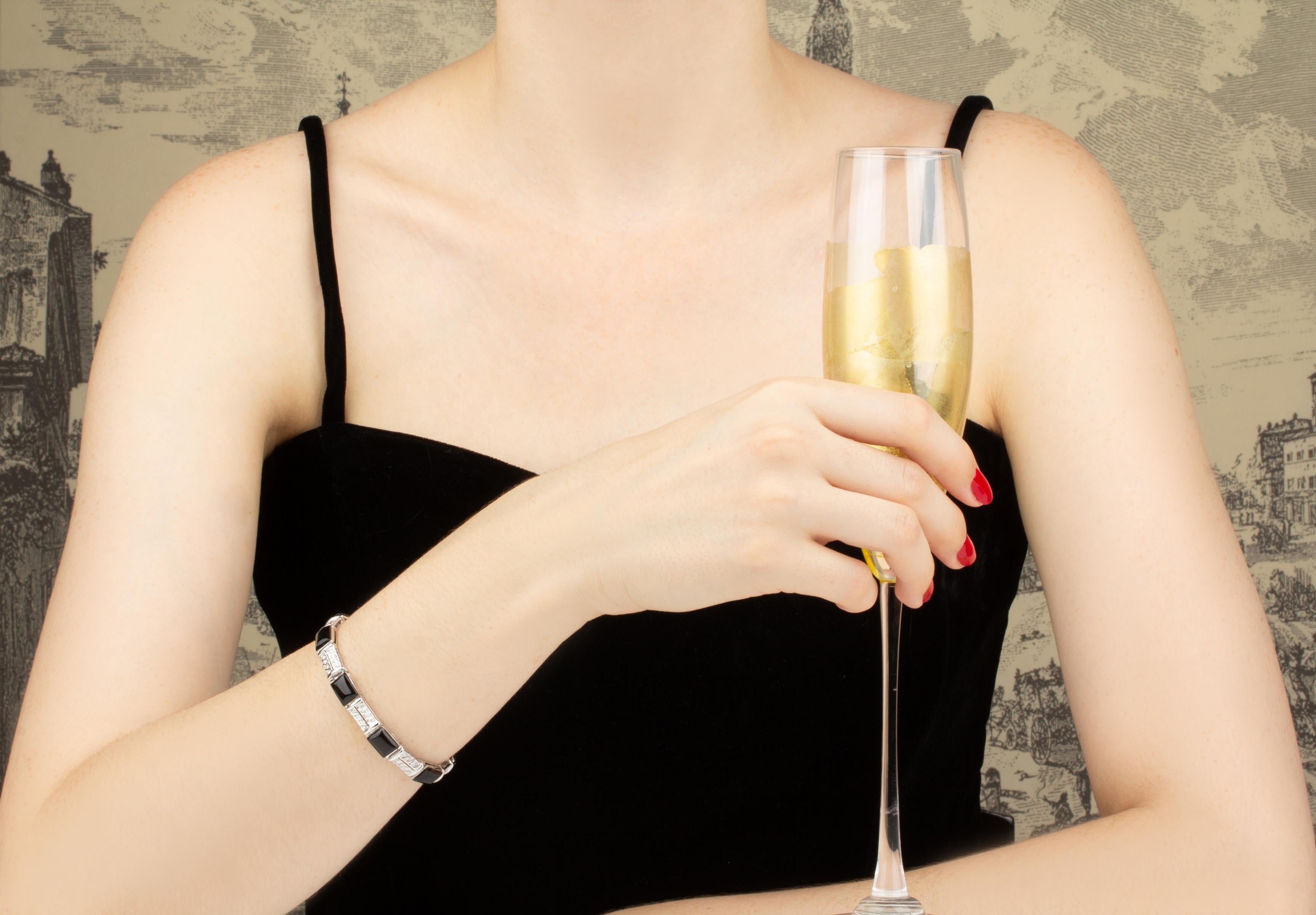 The diamond bracelet features gold sections set with custom cut black onyx, lending the jewel a distinctive art déco look. They are interleaved with sections set with round diamonds for a total weight of 1.10 carats. All our diamonds are of top