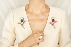 Spilla Love Birds con diamanti e zaffiro blu rubino Design/One di Ella Gafter