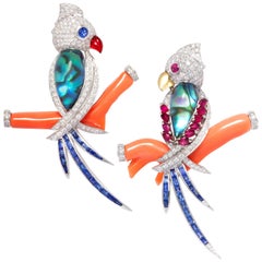 Broche Love Birds sertie de diamants, rubis et saphir bleu par Ella Gafter