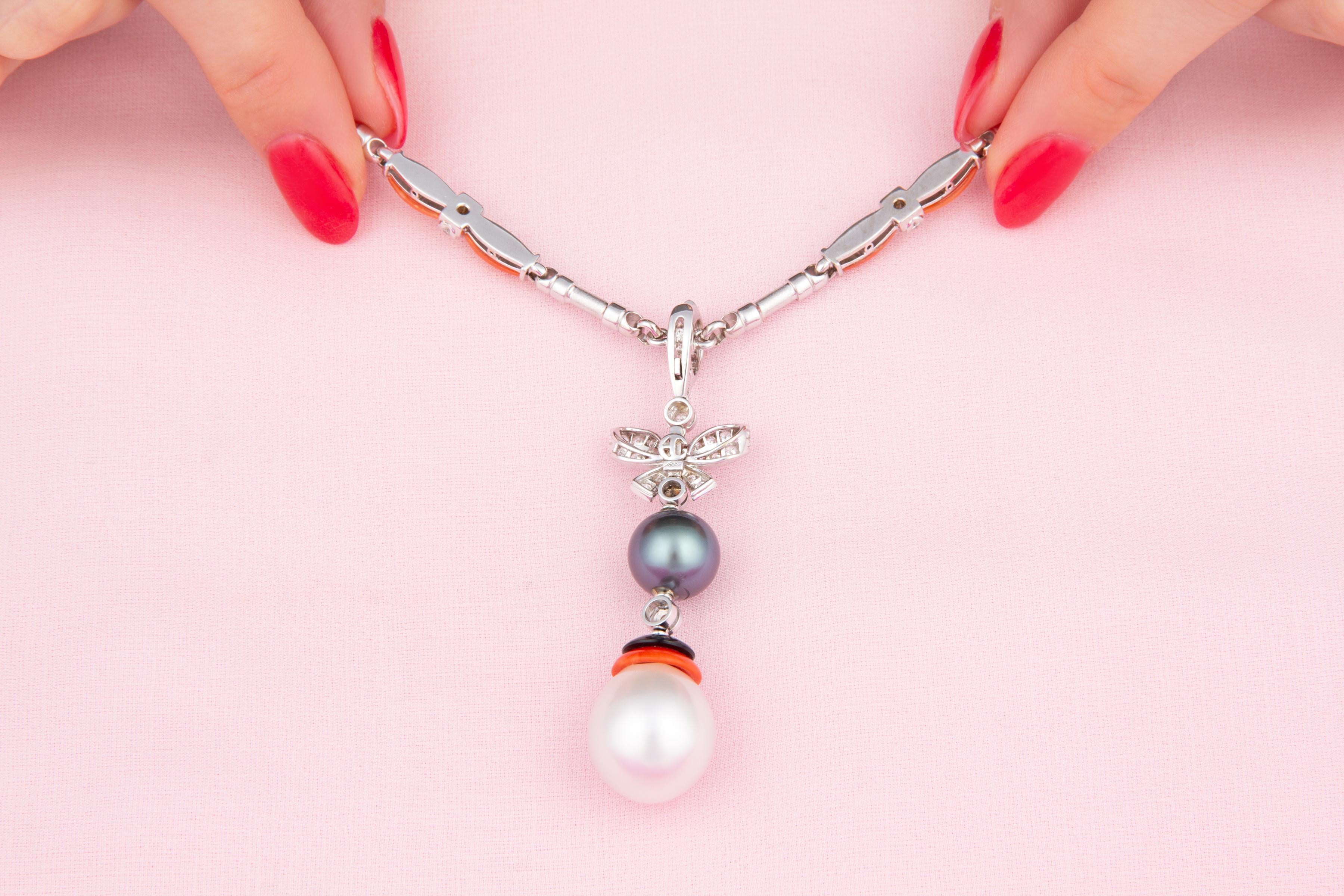 Ella Gafter Art Déco Stil Diamant Perle Bogen Anhänger Halskette (Brillantschliff) im Angebot