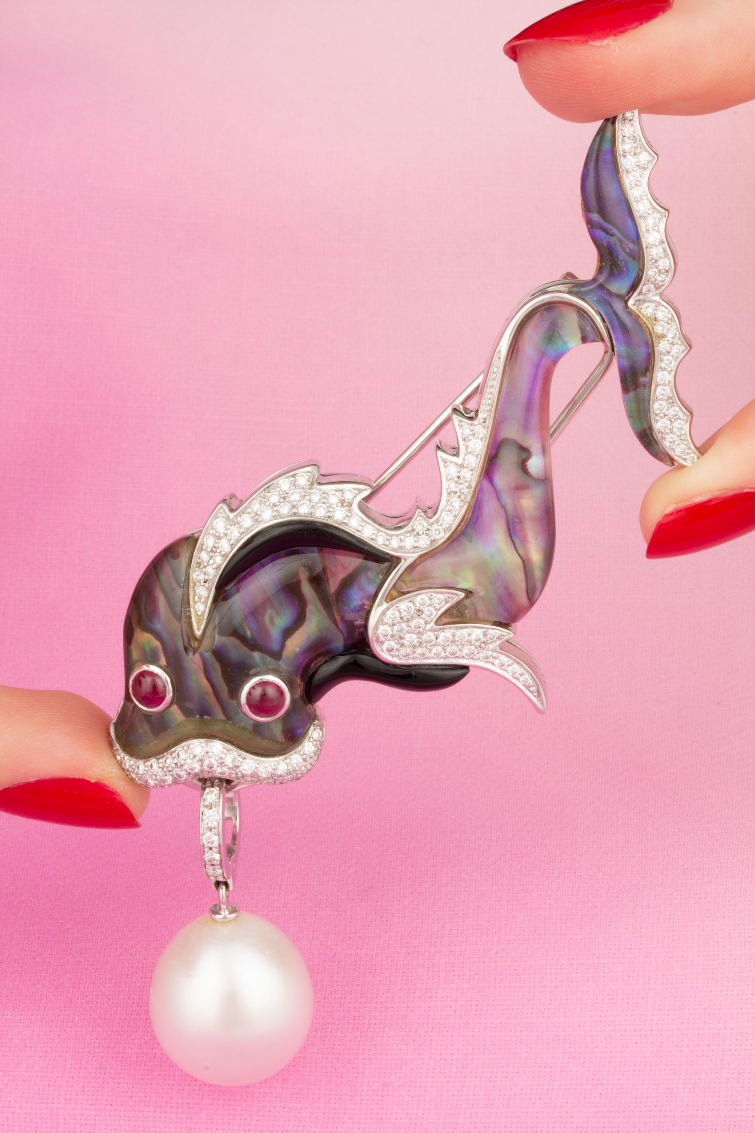 Taille brillant Broche poisson en diamants, rubis et perles des mers du Sud d'Ella Gafter en vente