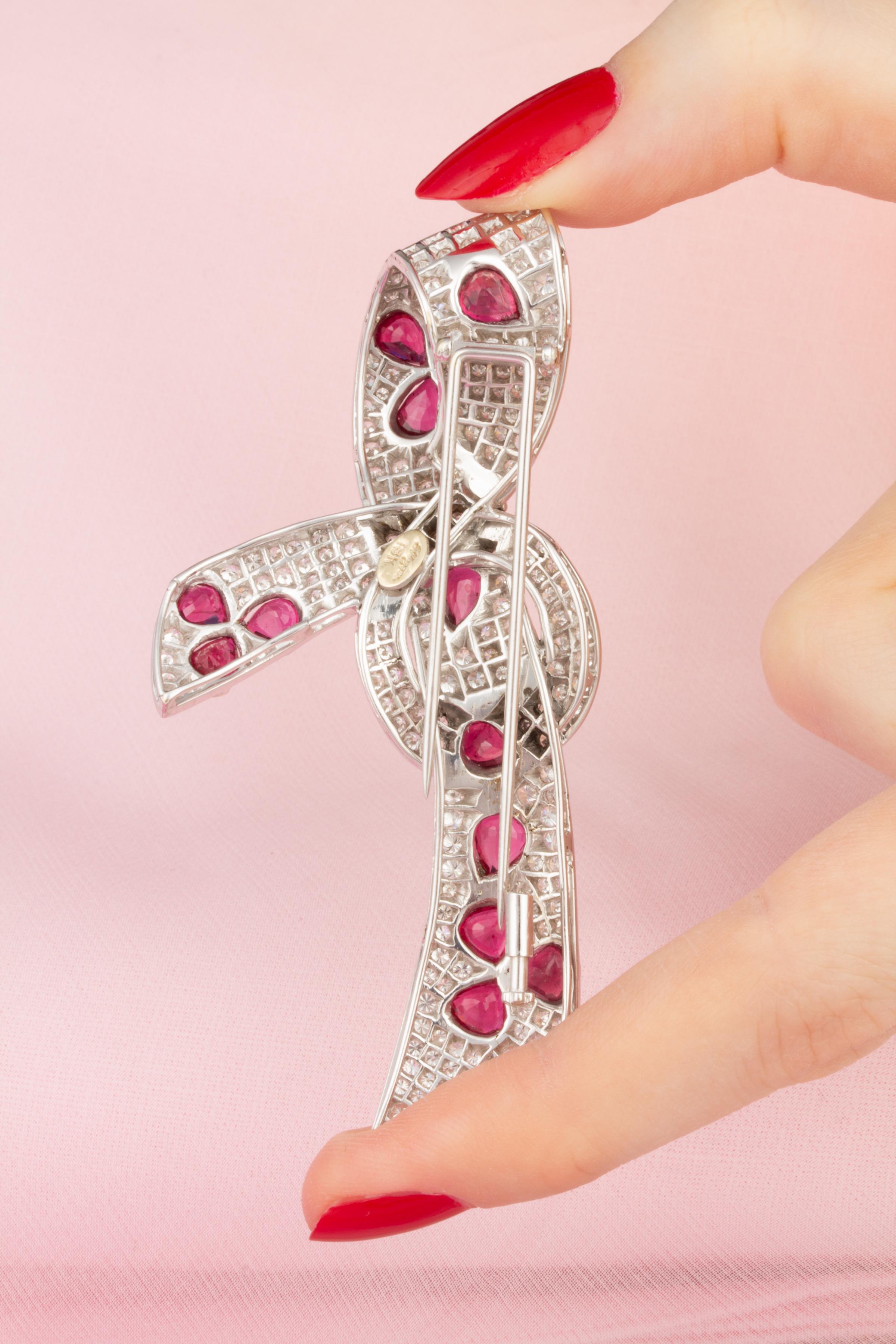 Donna Spilla con fiocco, diamanti e rubini, design di Ella Gafter in vendita