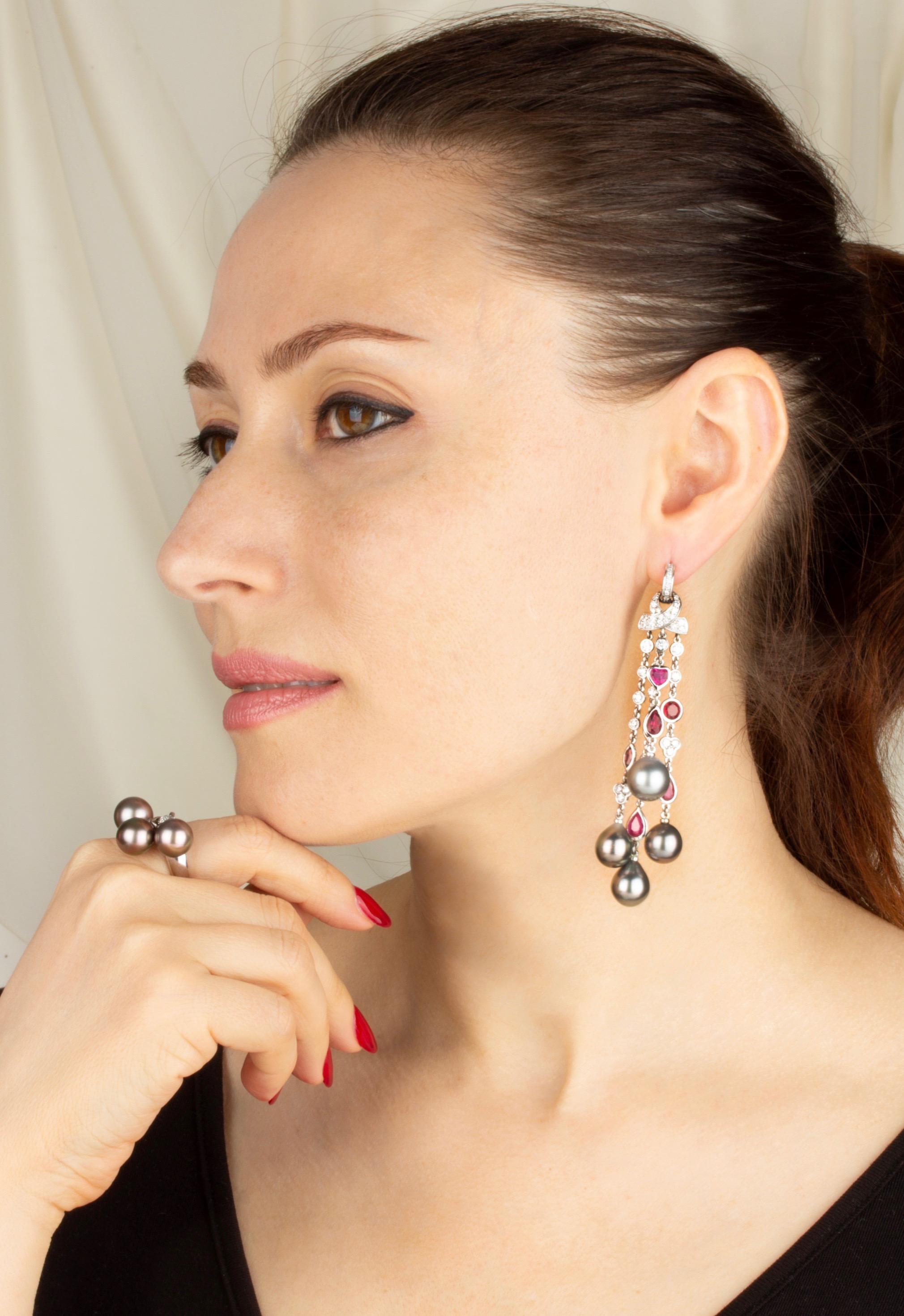 Die Diamant-, Rubin- und Perlen-Kronleuchter-Ohrringe bestehen aus einer Kaskade mit 8 Südseeperlen von 12/11 mm Durchmesser. Die unbehandelten Tahiti-Perlen haben ein wunderschönes Perlmutt und ihre natürliche Farbe und ihr hoher Glanz wurden in