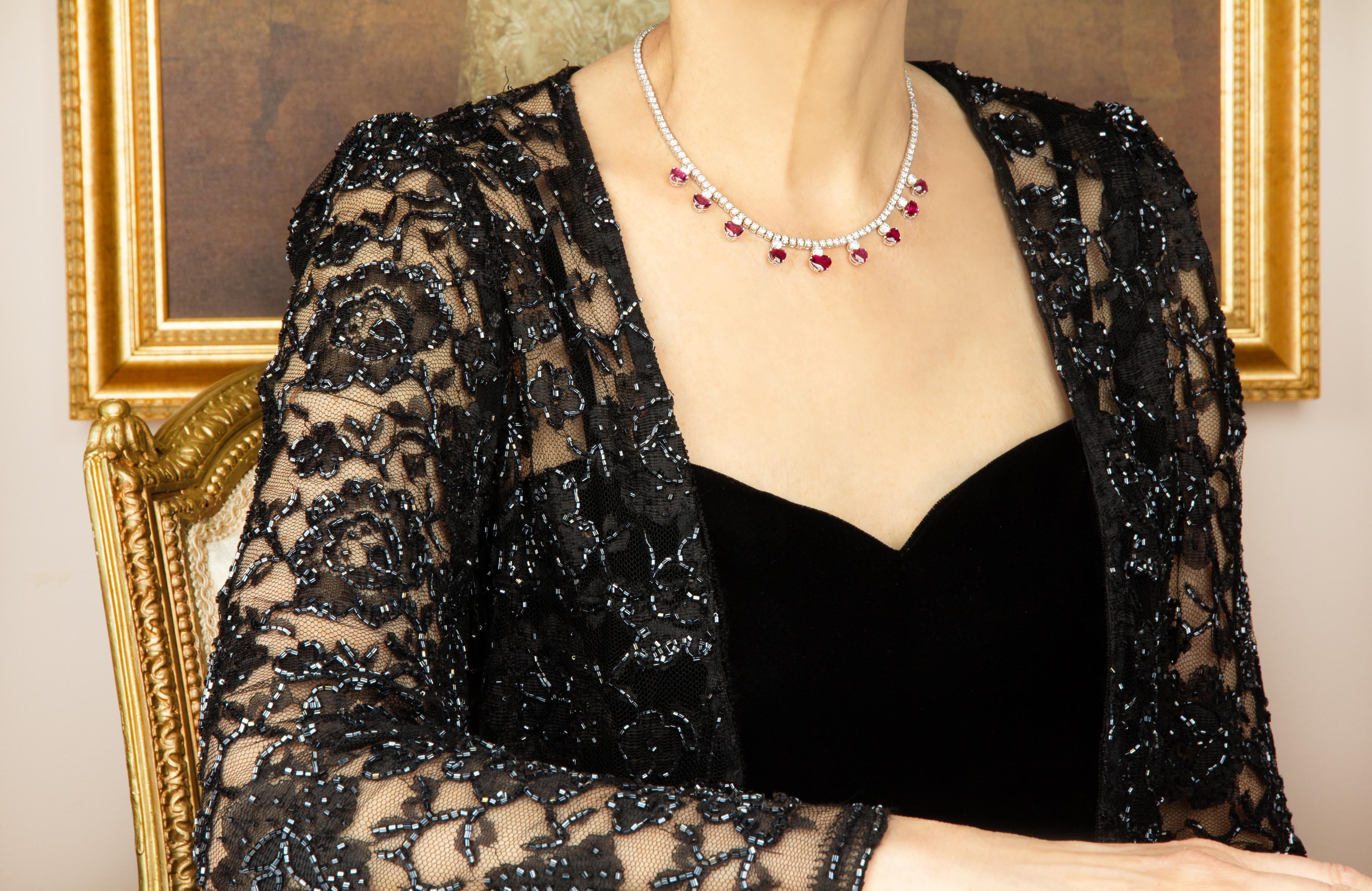 Die Diamant-Rubin-Riviera-Halskette zeichnet sich durch eine wunderbar gegliederte 15,5-Zoll-Riviera aus perfekt kalibrierten und homogenen runden Diamanten aus, an der 9 Diamanten mit einem Gewicht von jeweils 0,20 Karat aufgehängt sind, insgesamt