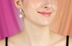 Boucles d'oreilles pendantes en or blanc avec perles des mers du Sud et diamants Design/One par Ella Gafter