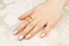 Anillo de cóctel de diamantes y zafiro amarillo diseñado por Ella Gafter
