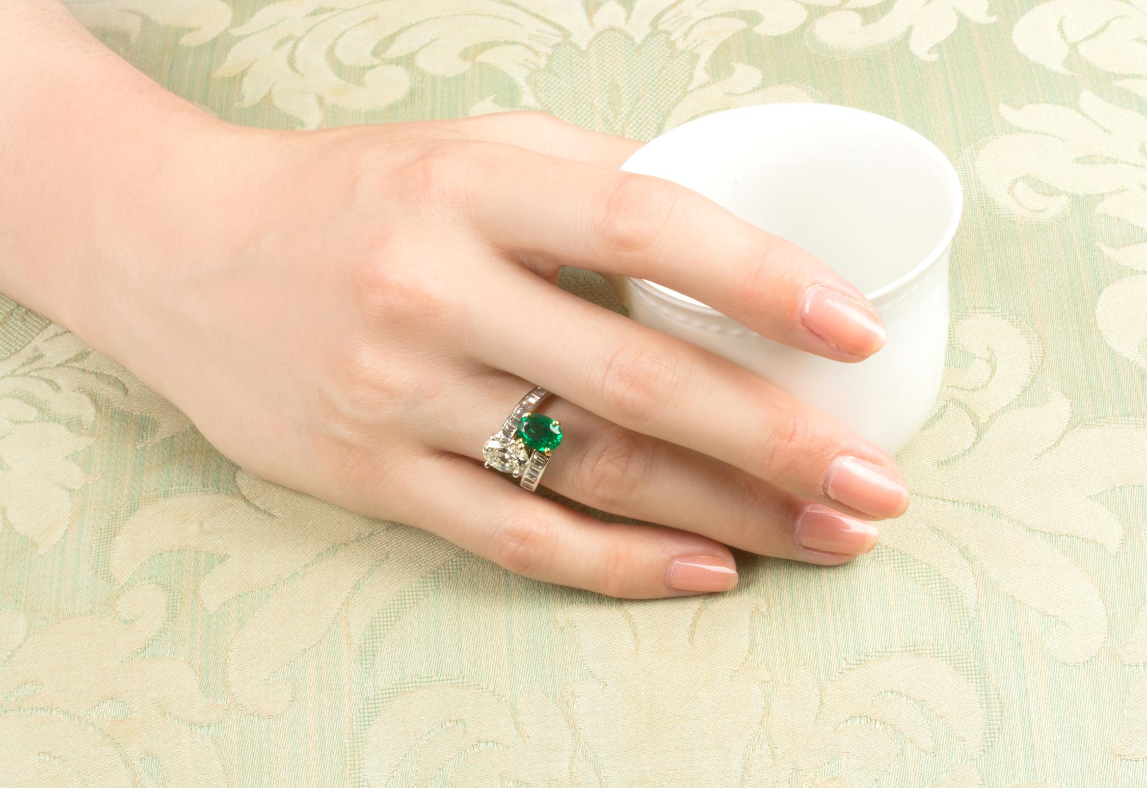 Crossover-Ring mit Smaragd und Diamant von Ella Gafter (Künstler*in) im Angebot